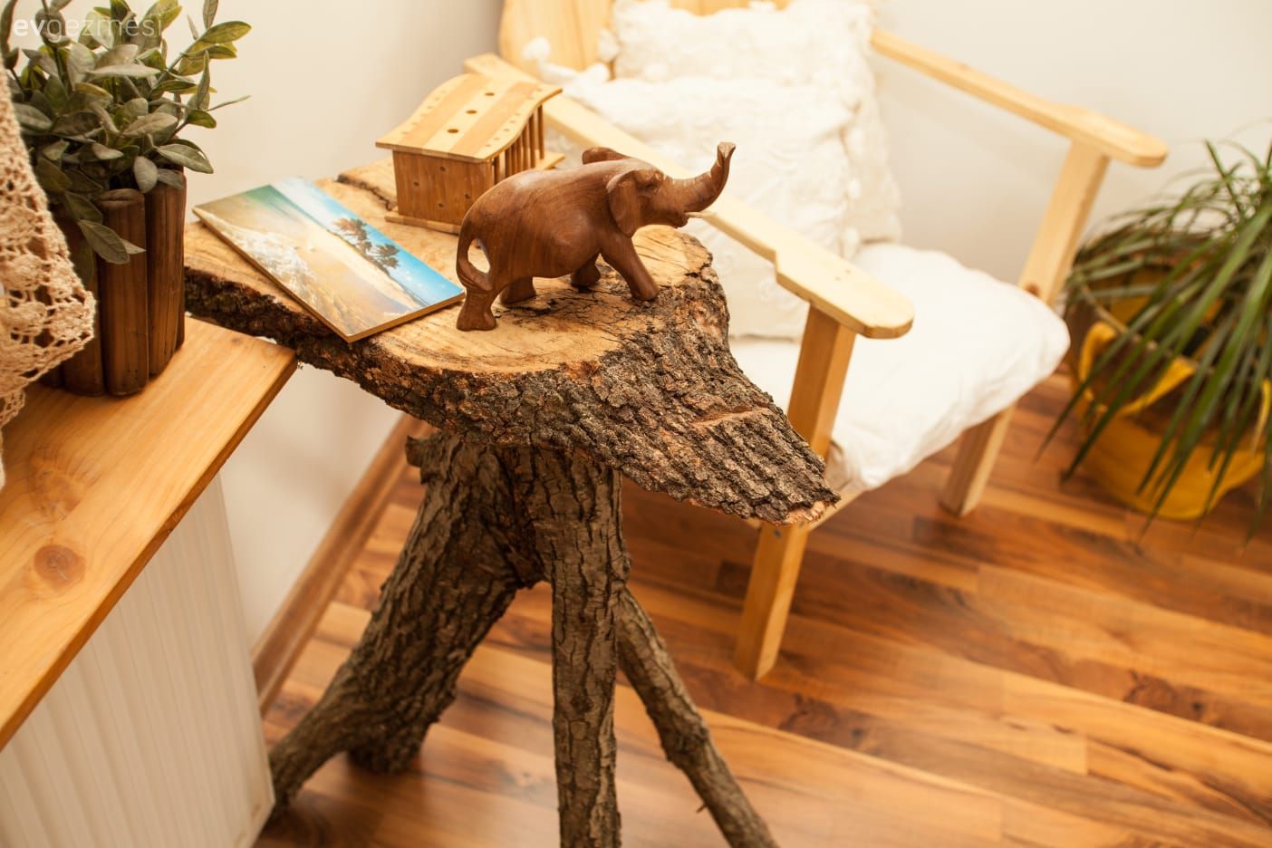 Bohem Dekorasyon, Rustik, Eklektik, Sarı, Turuncu, Krem, Bej, Ahşap Mobilya, Ev Aksesuar, Saksı, Hasır sepet, Ev bitkisi, Perde, Rustik perde, Berjer, Halı, Jüt halı, Pampas otu, Dekoratif Objeler, Beyaz