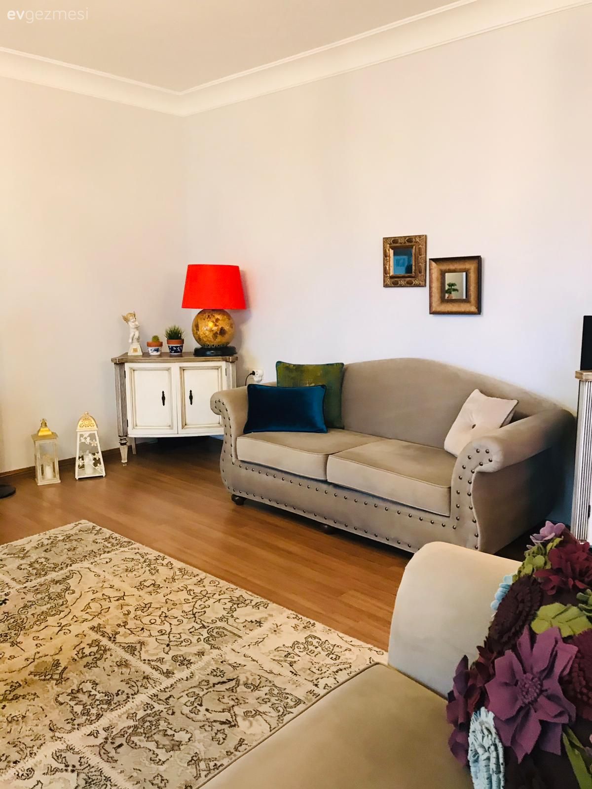 Salon, Çiçeklik, Rustik, Gri, Yeşil, Beyaz, Koltuk takımı, Komodin, Kırlent, Ev tekstili, Halı, Vizon, Abajur, Aydınlatma, Çiçekli desen, Desenler, Dekoratif Objeler, Salon halısı