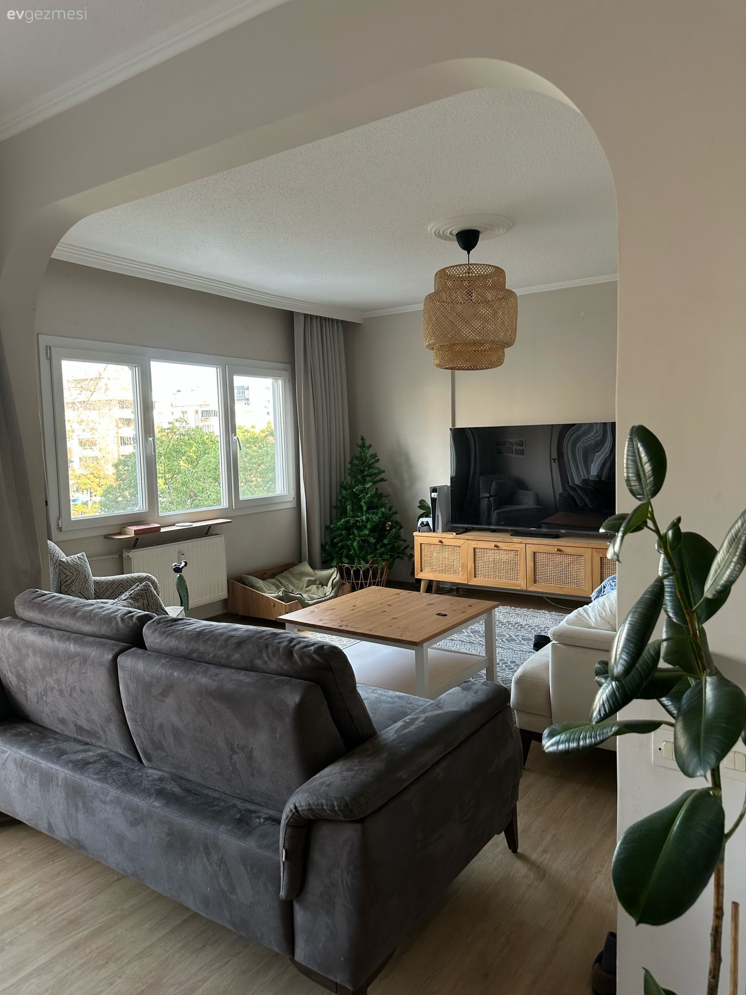 Bu İzmir Evinin Genelinde Salaş Görüntü Hakim