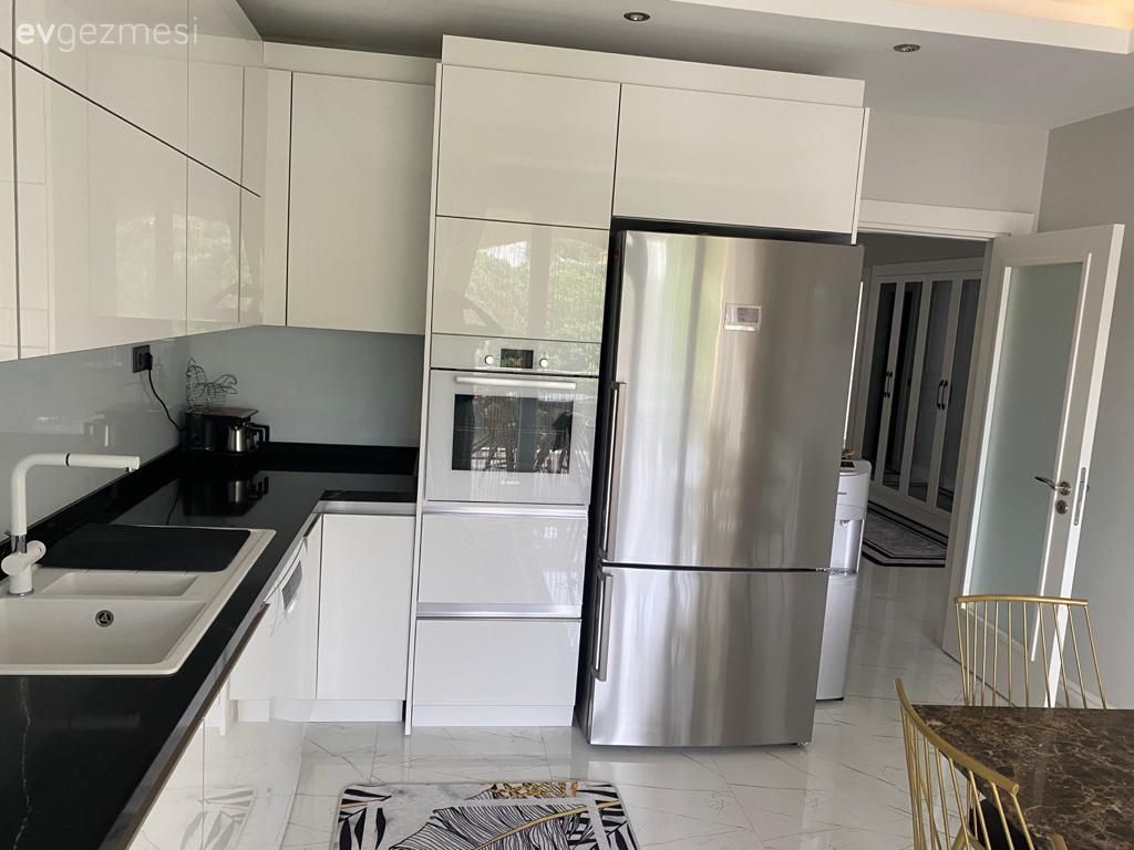 Mutfak, Beyaz, Siyah, Siyah tezgah, Mutfak tezgahı, Mutfak tezgah arası, Mutfak halısı, Kulpsuz mutfak dolabı, Mutfak masası, Altın, Sandalye, Ankastre, Tezgah arası cam