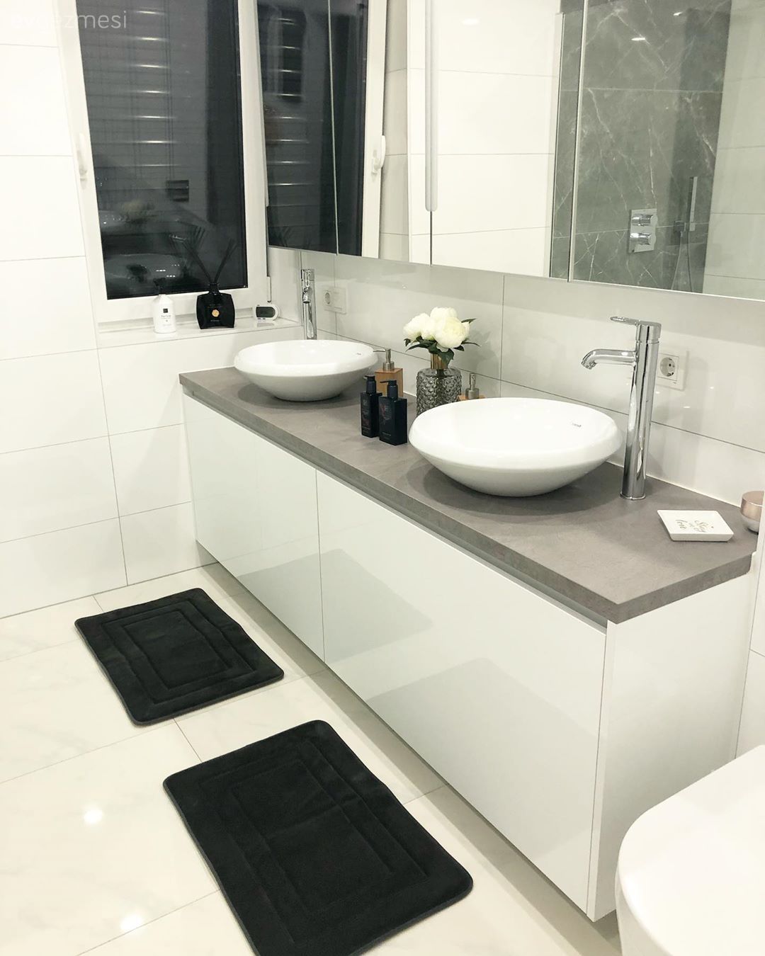Ebeveyn banyosu, Gri, Beyaz, Banyo dolabı, Banyo, Banyo aynası, Ayna kapaklı dolap, Ayna, Banyo paspası, Banyo seramikleri