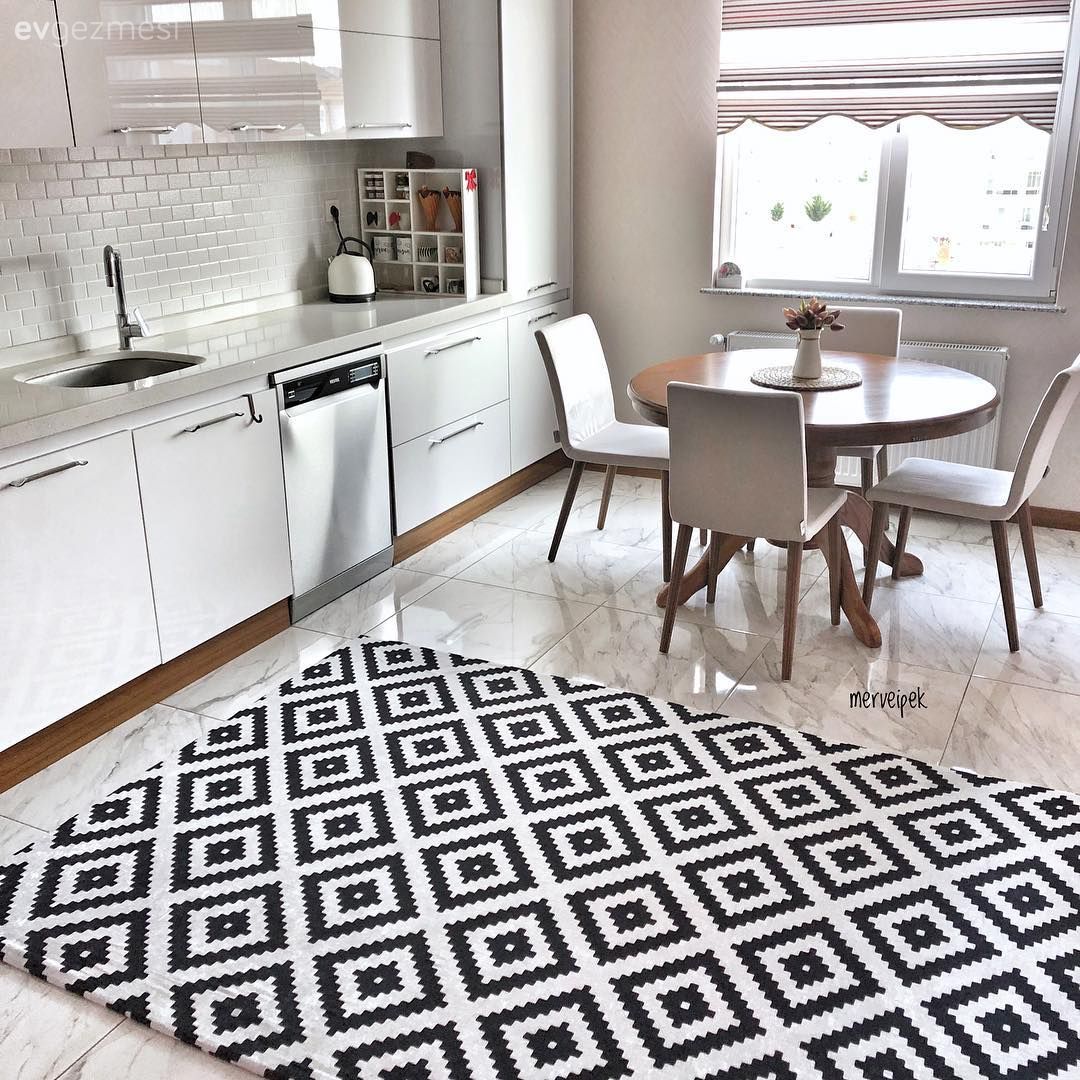 Mutfak, Büyük mutfak, Beyaz mutfak, Mutfak tezgahı, Mutfak tezgah arası, Mutfak masası, Sandalye, Zebra Perde, Perde, Avize, Aydınlatma, Mutfak Avize Modelleri, Halı, Mutfak halısı, Siyah, Geometrik desen, Desenler