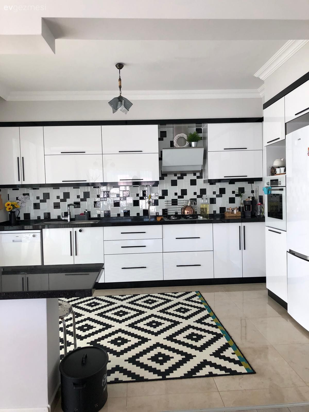Amerikan Mutfak, Mutfak, Beyaz, Siyah, Mutfak tezgahı, Mutfak tezgah arası, Mutfak Avize Modelleri, Davlumbaz, Ankastre, Mutfak halısı, Geometrik desen, Desenler, Parke