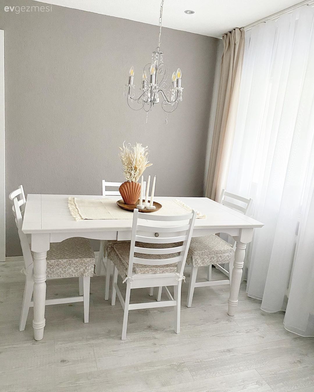 Yemek Odası, Beyaz, Gri duvar, Vazo, Ev Aksesuar, Pampas otu, Tül perde, Perde, Avize, Aydınlatma, Salon avizesi, Fon perde, Country