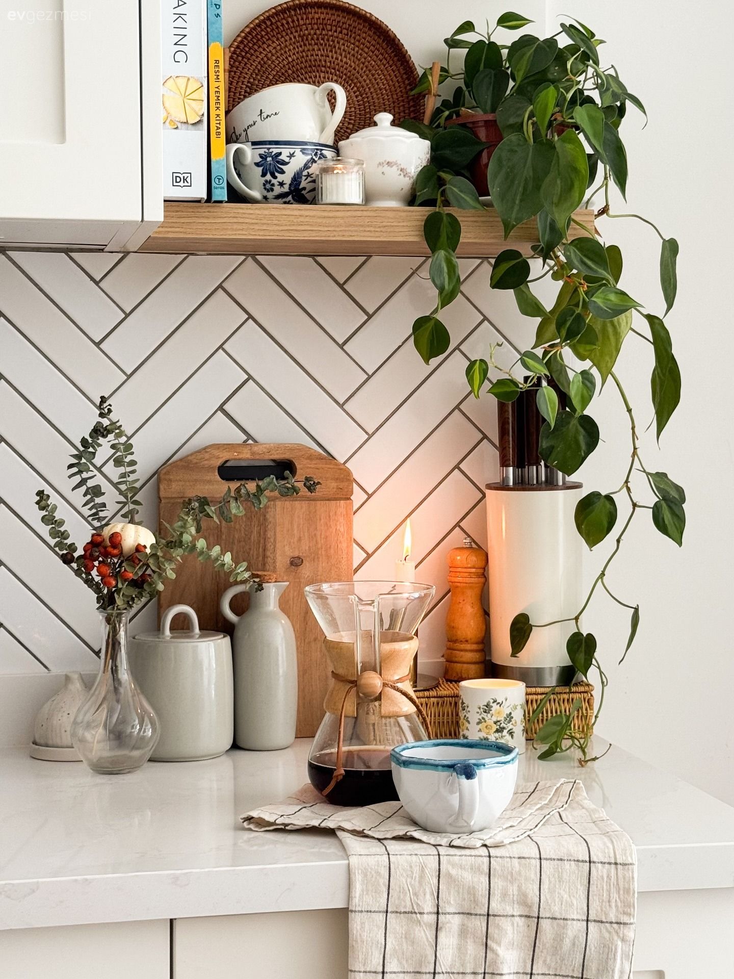 Kademeli Dolaplarla Alan Kazanan Bir Bodrum Mutfağı