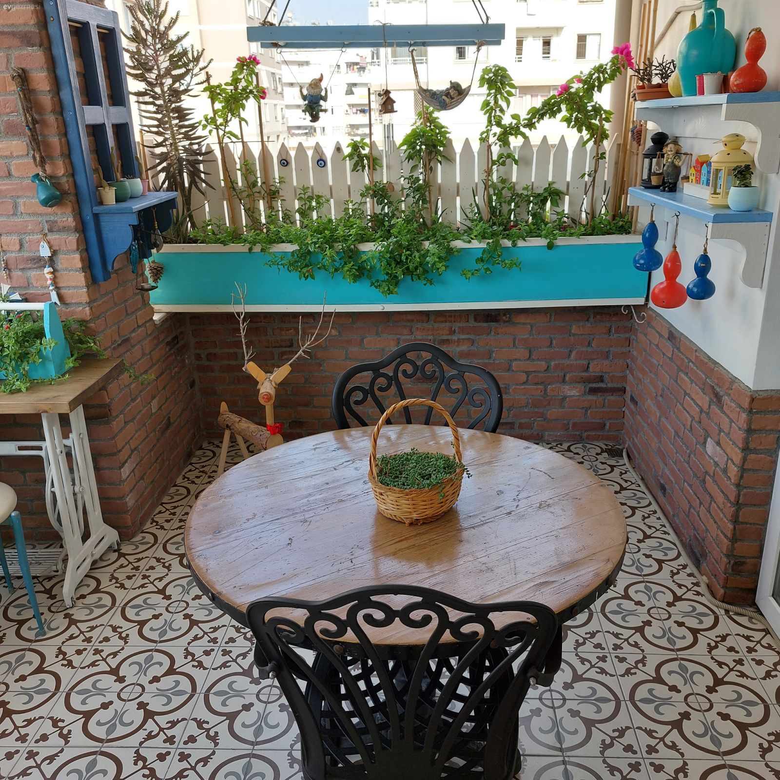 Bu Adana Balkonu Mavinin Enerjisinden Bolca Nasiplenmiş!