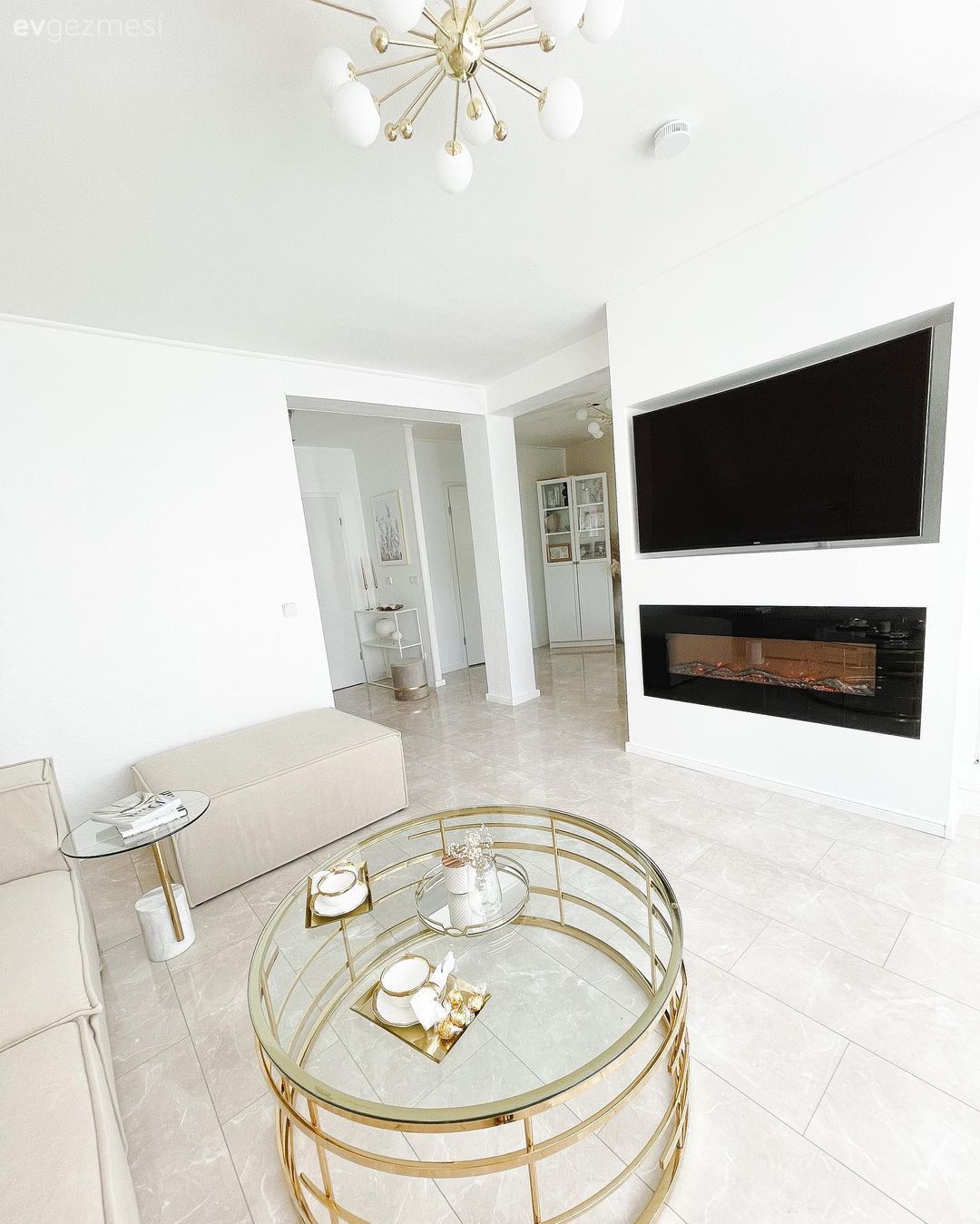 Şömine, Beyaz, Altın, Yuvarlak sehpa, Sehpa, Avize, Aydınlatma, Salon avizesi, Koltuk takımı