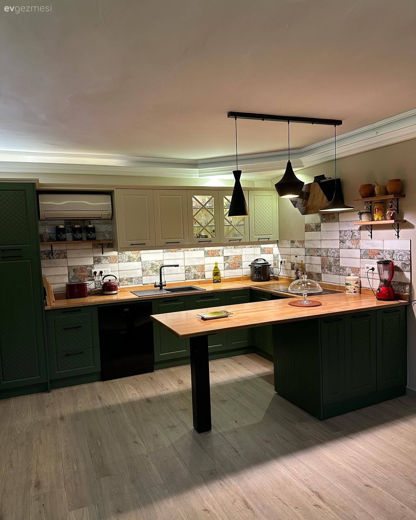 Yeşili Seven Bu Mutfakta Rustik Stil Alanın Belirleyicisi Olmuş!