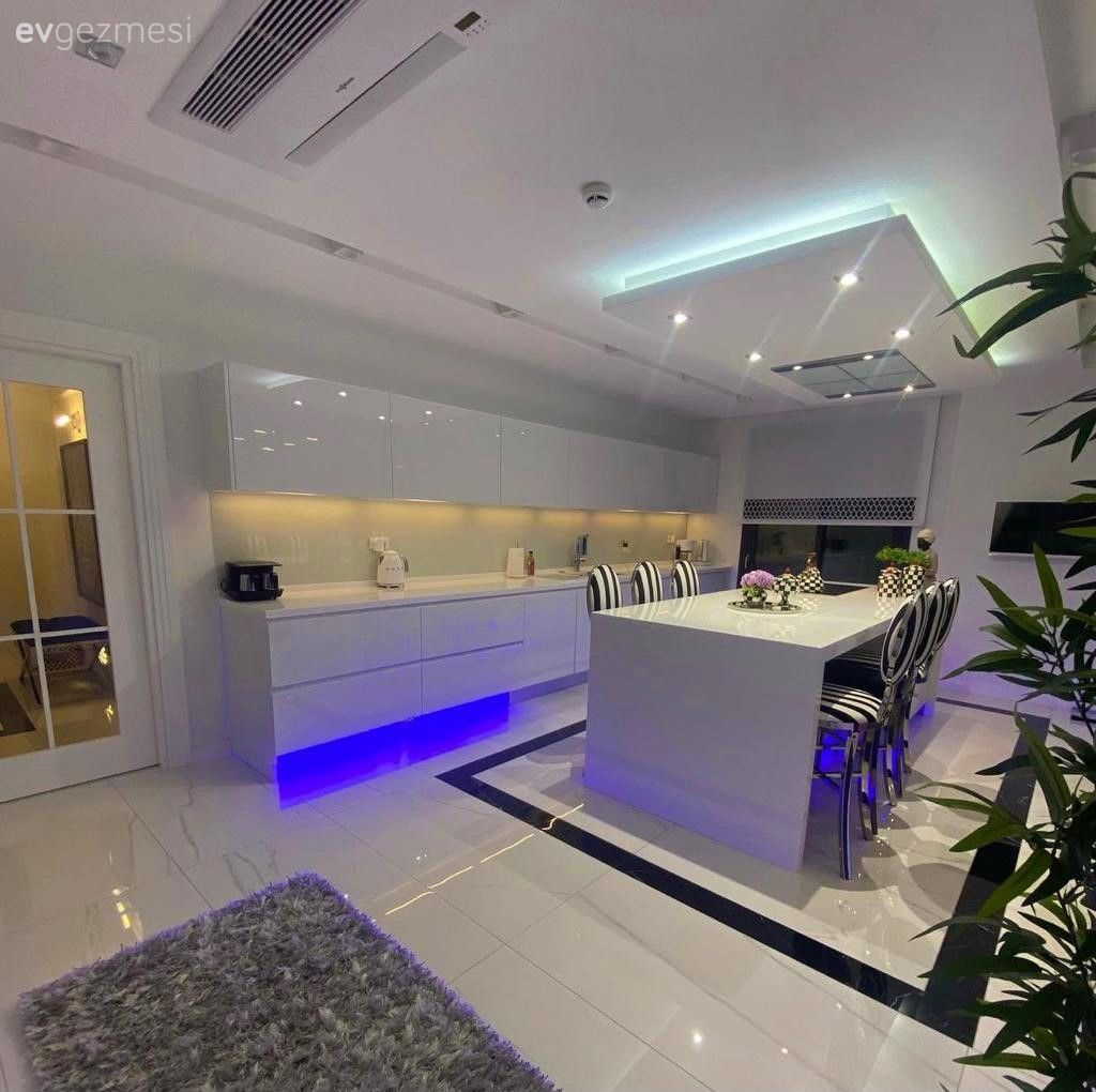 Beyazdan Vazgeçemeyen Bu İzmir Evi Hem Işıltılı Hem Keyifli