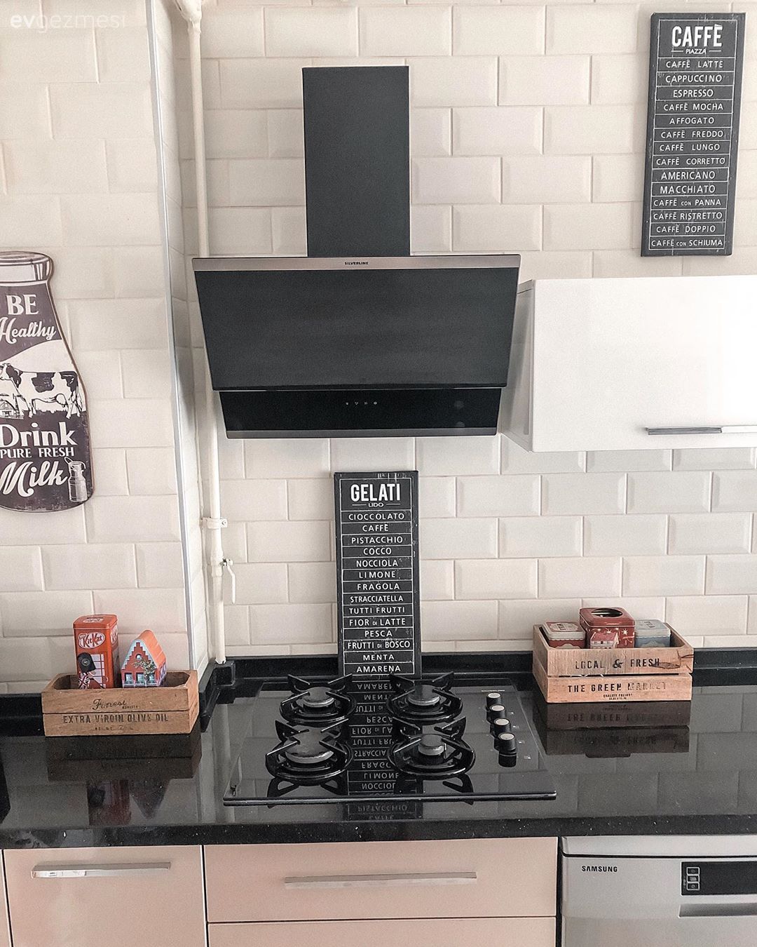 Mutfak, Beyaz, Siyah, Capuccino mutfak, Davlumbaz, Siyah tezgah, Mutfak tezgahı, Mutfak tezgah arası, Metro seramik, Seramik, Mutfak duvar dekorasyonu