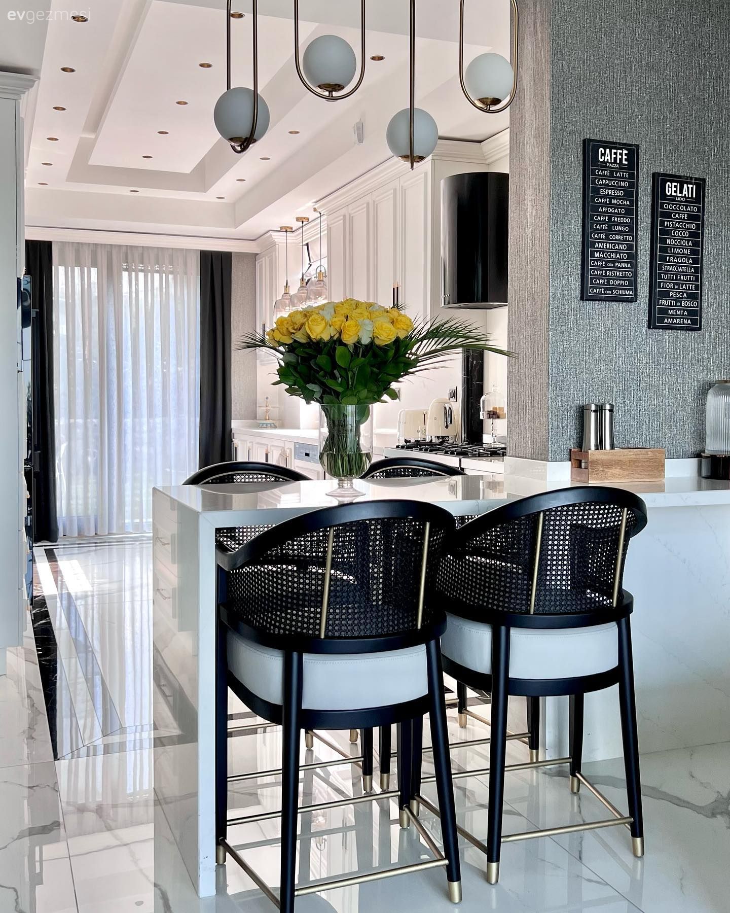 Mutfak yarım adası, Mutfak, Sandalye, Siyah, Beyaz, Gri, Avize, Aydınlatma, Vazo, Ev Aksesuar, Çiçekler