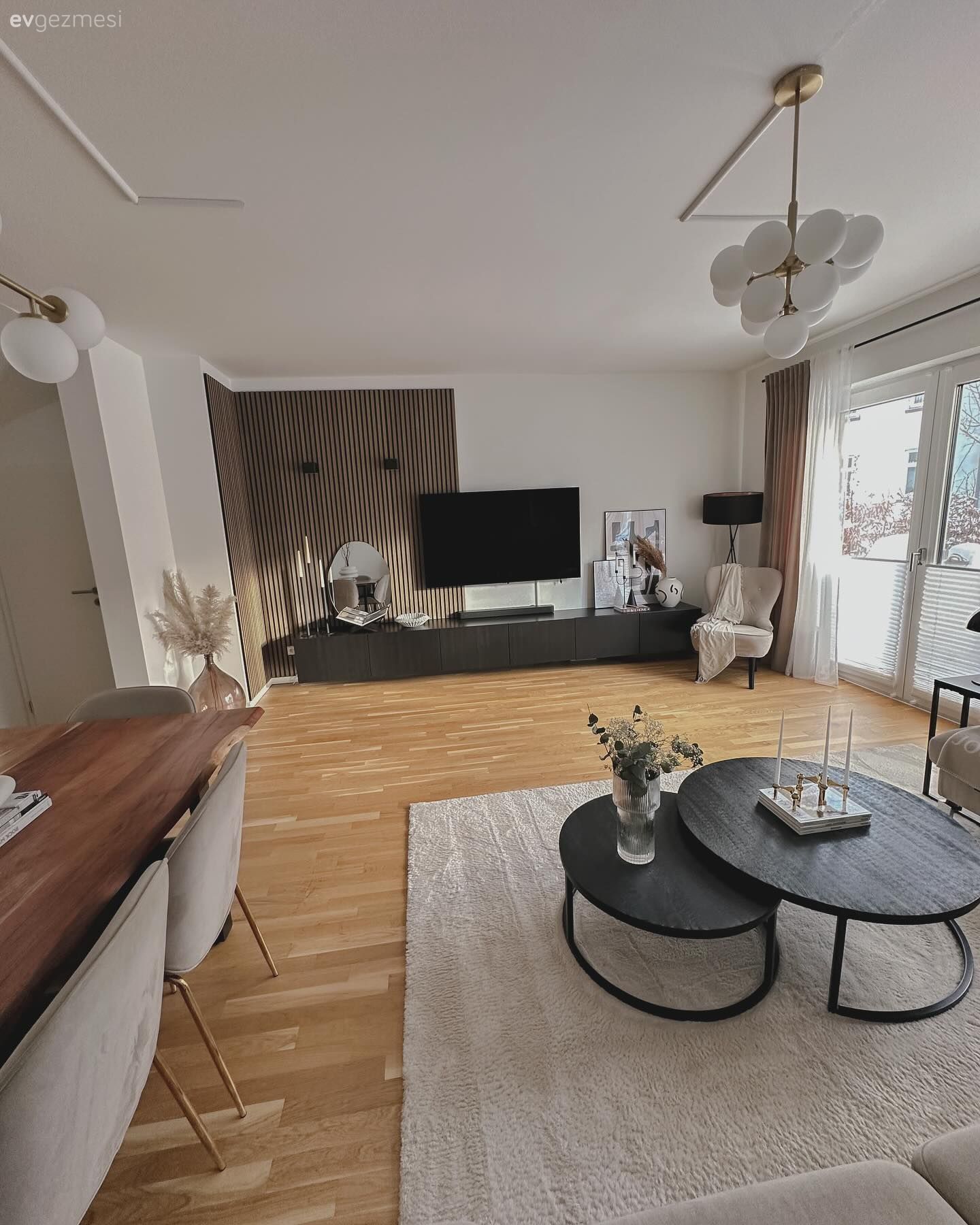 Tv ünitesi, Tv ünitesi aksesuarları, Ev Aksesuar, Modern, Duvar çıtalama, Parke, Orta sehpa, Sehpa, Halı, Fon perde, Perde, Tül perde, Salon halısı, Sandalye, Yemek masası, Dekoratif Objeler