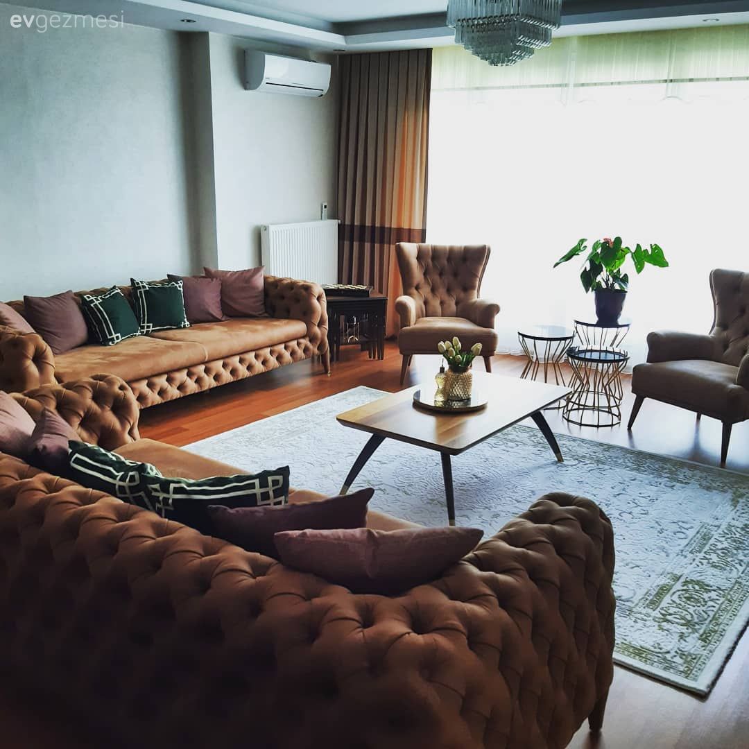 Salon, Modern klasik, Modern chesterfield, Kahverengi, Yeşil, Altın, Siyah, Koltuk takımı, Berjer, Ayna, Halı, Salon halısı, Orta sehpa, Metal ayaklı sehpa, Kırlent, Ev tekstili, Avize, Aydınlatma, Salon avizesi, Lambader, Sehpa, Tül perde, Perde, Fon perde, Tv ünitesi, Tv ünitesi aksesuarları, Ev Aksesuar, Parke