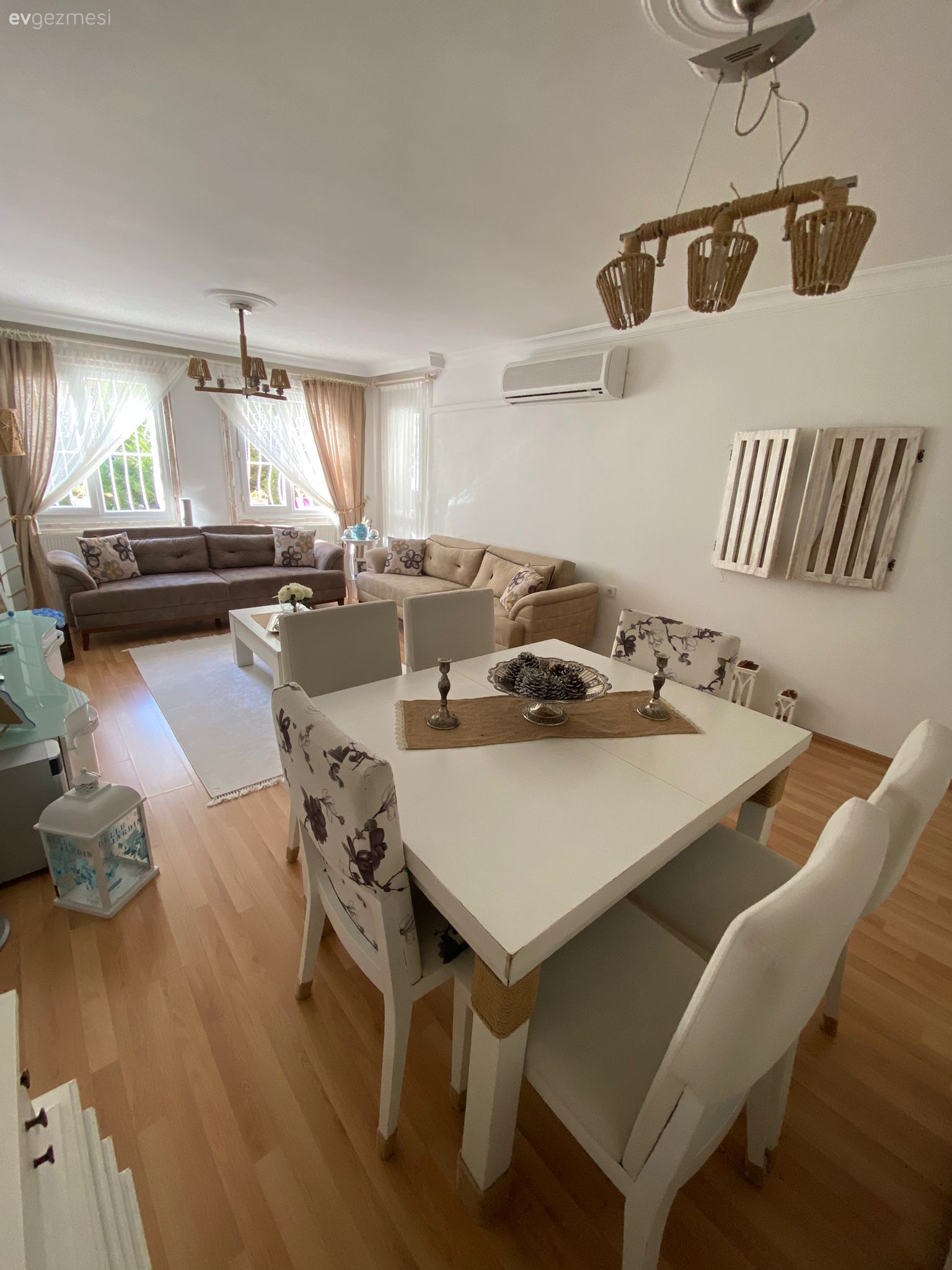 Salon, Country salon, Beyaz, Gri, Fon perde, Perde, Tül perde, Koltuk takımı, Halı, Salon halısı, Tv ünitesi, Tv ünitesi aksesuarları, Ev Aksesuar, Orta sehpa, Sehpa, Avize, Aydınlatma, Salon avizesi, Taş duvar, Duvar dekorasyonu, Dekoratif Objeler, Sandalye, Yemek masası