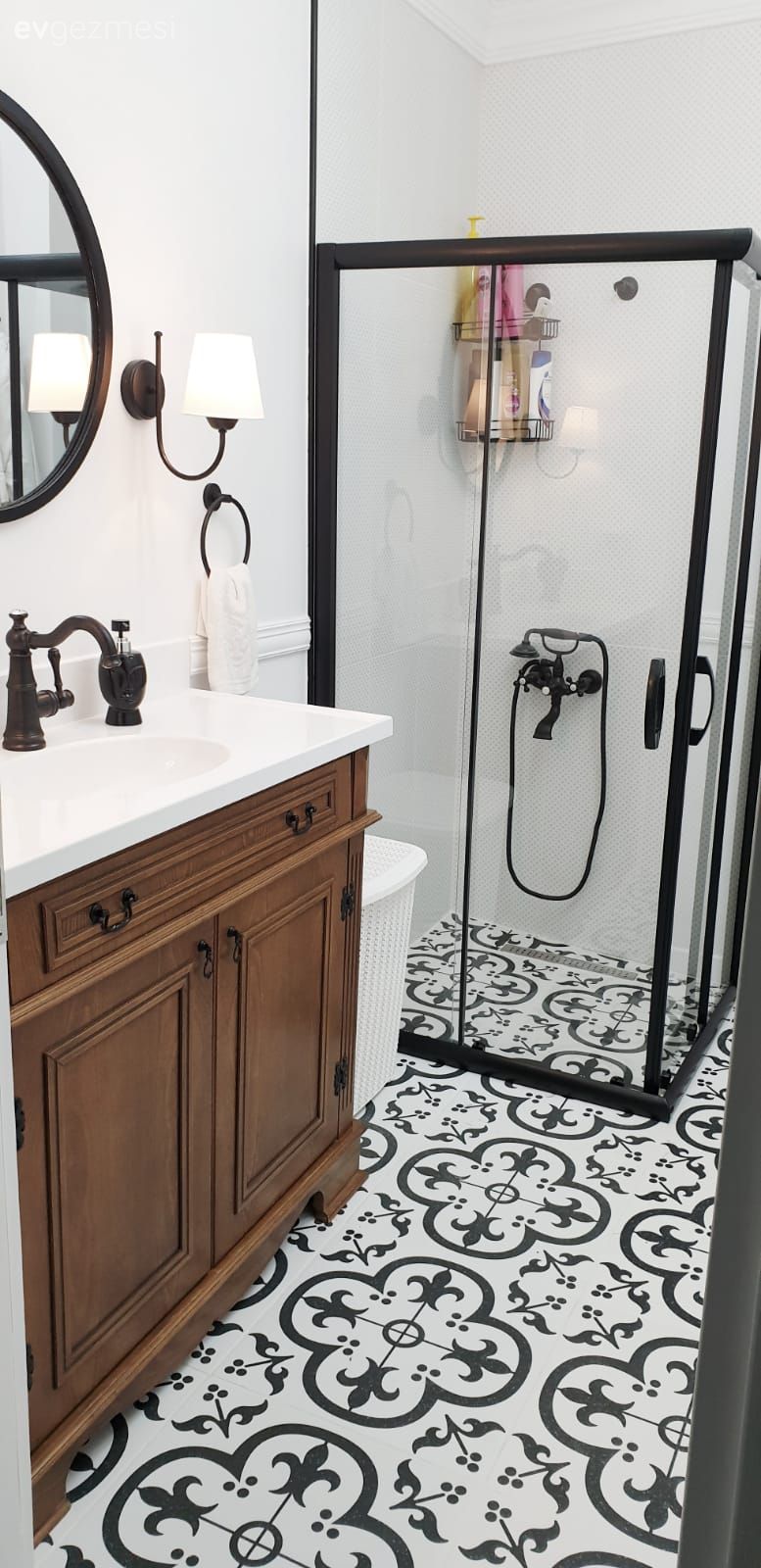 Banyo, Beyaz, Siyah, Ahşap Mobilya, Banyo dolabı, Banyo aynası, Duşakabin, Banyo seramikleri, Duvar çıtalama, Yuvarlak ayna, Dekoratif ayna, Stencil, Mobilya boyama