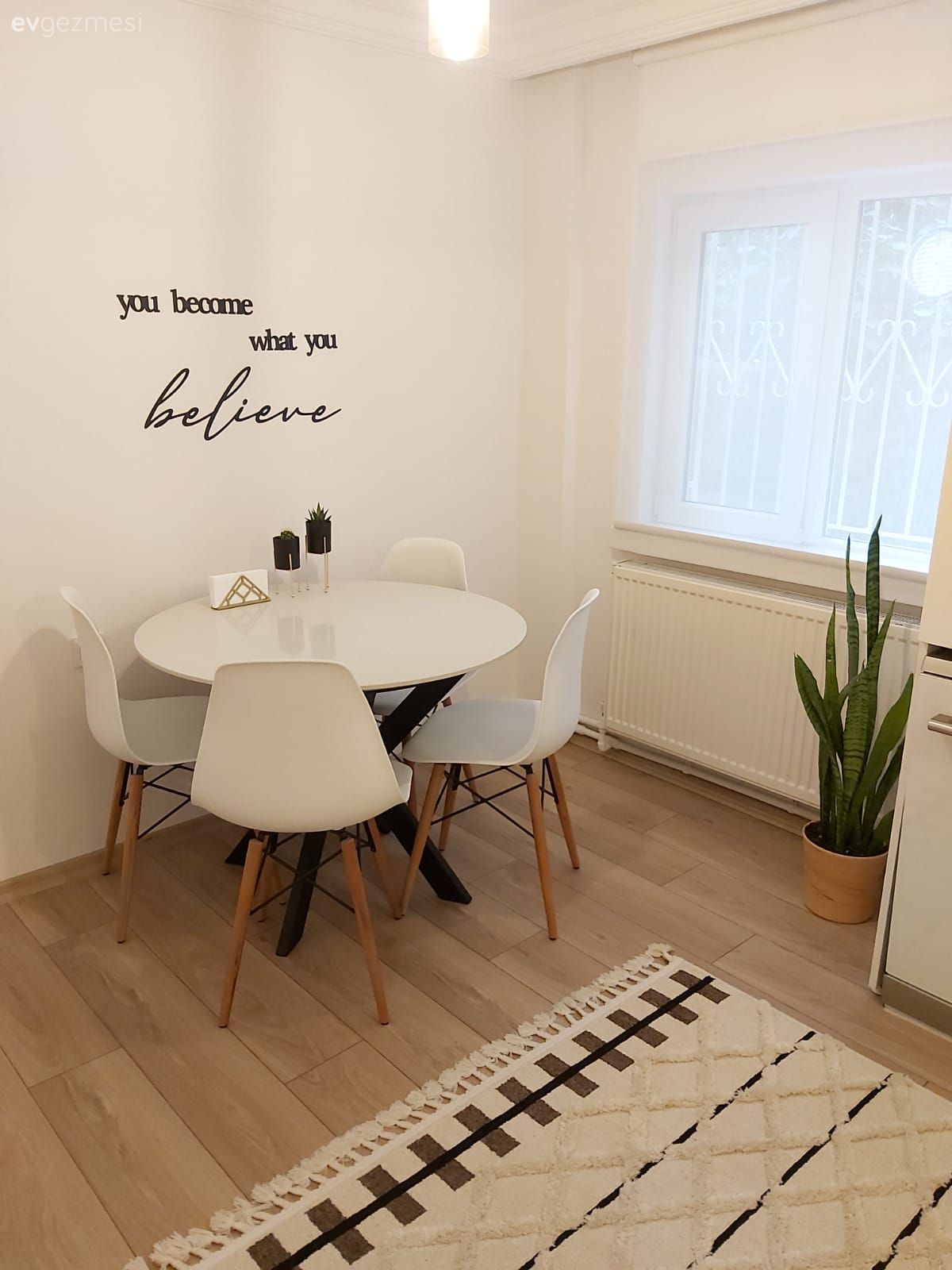 Mutfak, Beyaz, Krem, Bej, Dolap, Mutfak halısı, Mutfak masası, Eames sandalye, Sandalye, Duvar dekorasyonu, Fon perde, Perde, Tül perde, Ev bitkisi, Saksı, Laminant parke, Parke, Sarkıt, Aydınlatma, Mutfak aksesuarları