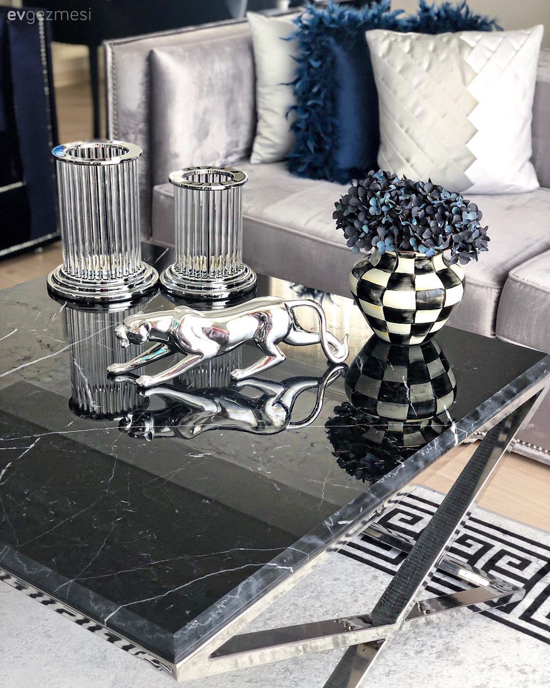 Bu Evde Metalik Işıltılar İddialı Renklerle Buluşmuş!