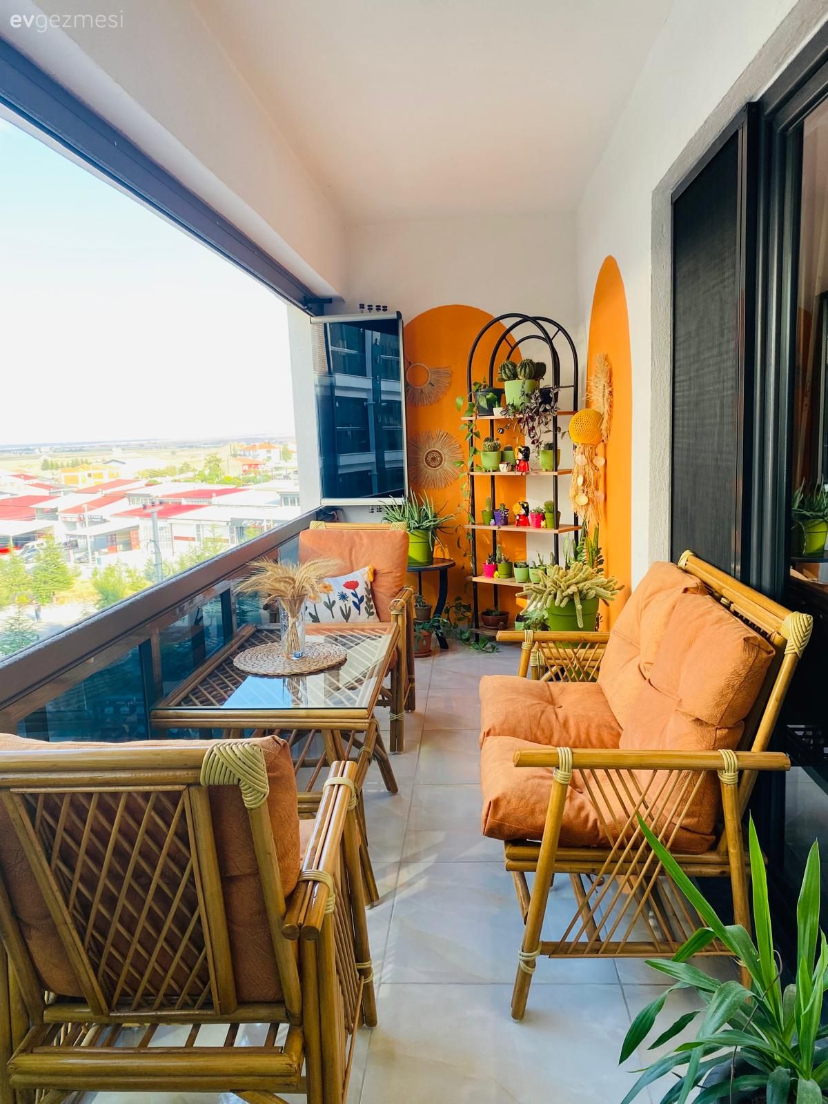 Balkon, Turuncu, Ahşap Mobilya, Hasır, Balkon oturma grubu, Turuncu duvar rengi, Ev bitkisi, Balkon masası