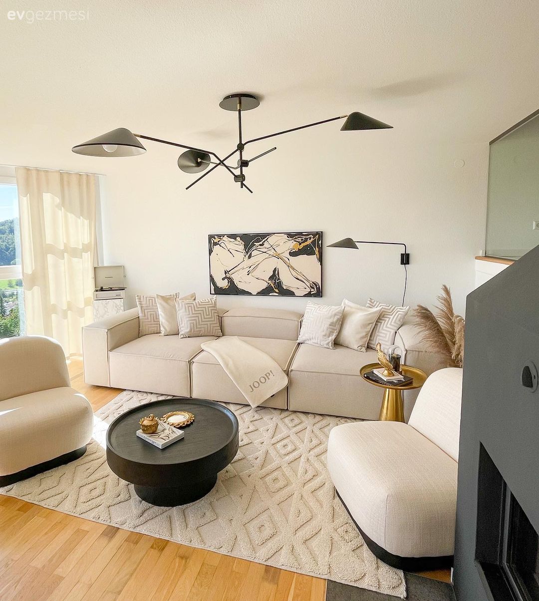 Salon, Modern, Bej, Beyaz, Krem, Koltuk takımı, Berjer, Avize, Aydınlatma, Parke, Halı, Orta sehpa, Sehpa, Ayna, Dekoratif Objeler, Tablo, Duvar dekorasyonu, Şömine, Antrasit  , Siyah, Kırlent, Ev tekstili, Perde, Fon perde, Tül perde, Puf