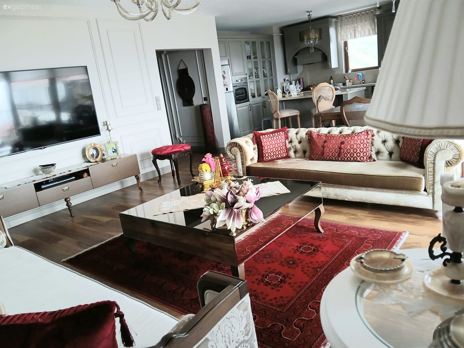 Ordu'daki Bu Evde Kırmızının Cazibesi Açık Mutfağa Yansımış