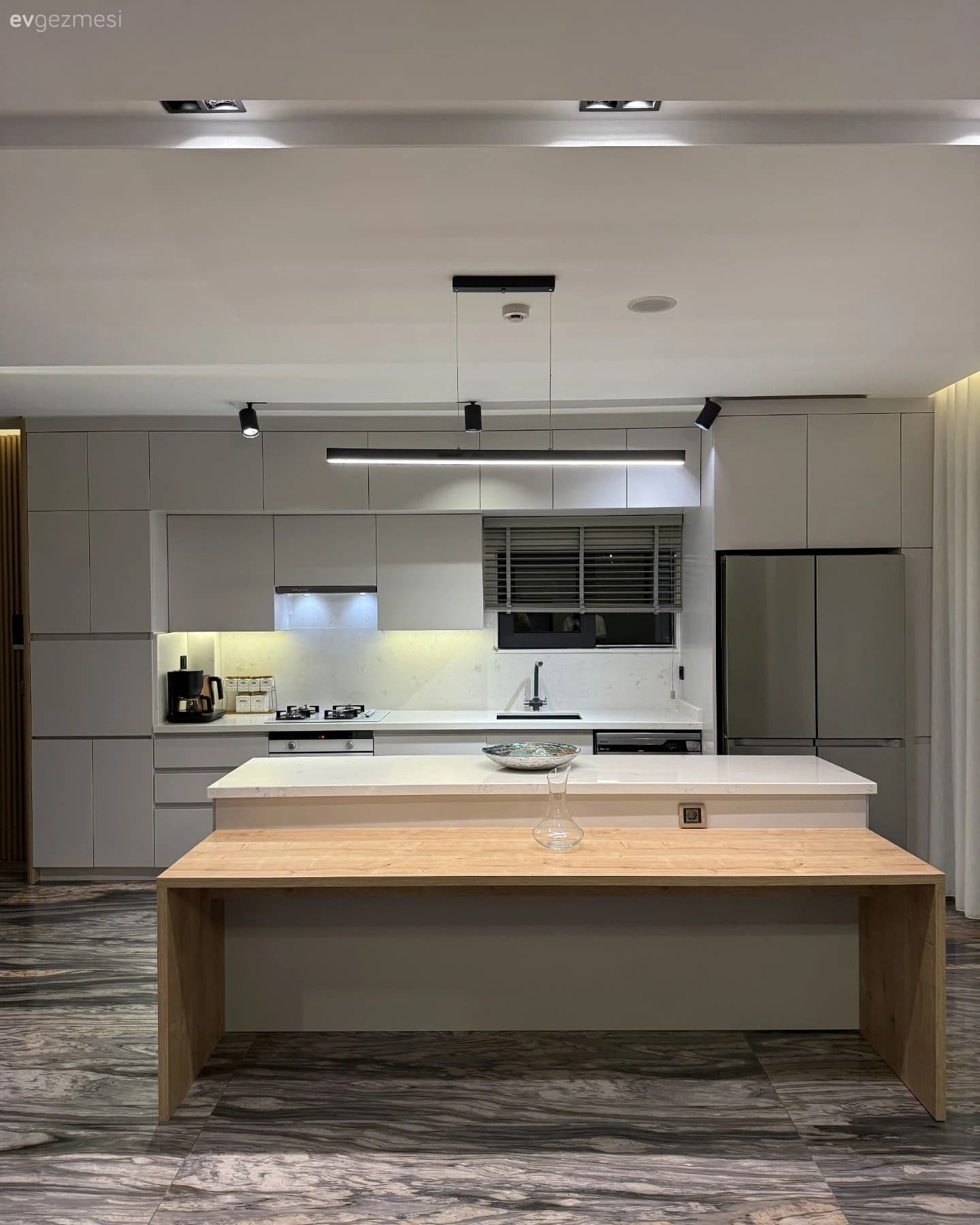 Kademeli Kulpsuz Dolaplar Bu Mutfağın Akıcı Görünmesini Sağlamış