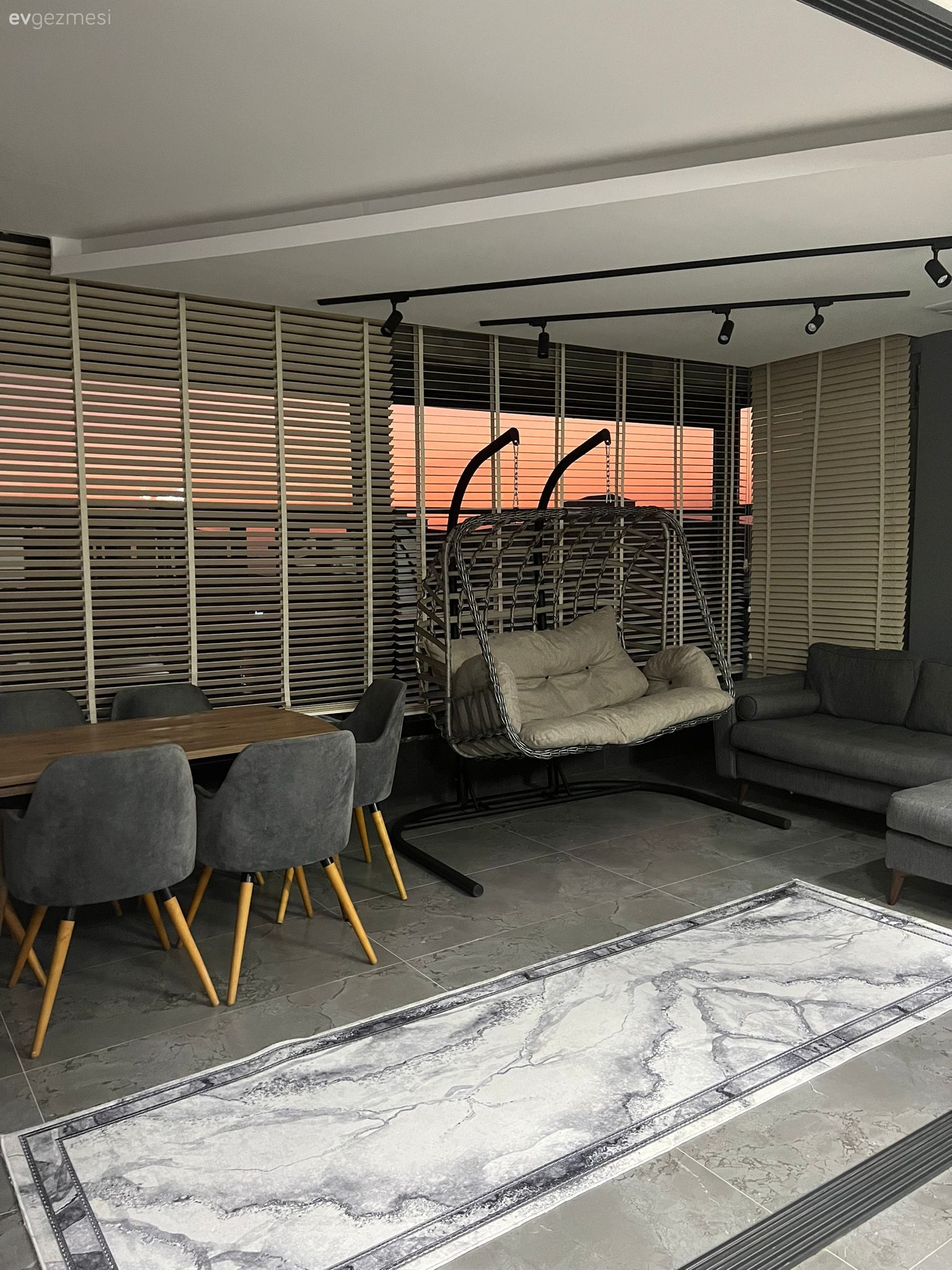 Kapalı balkon, Gri, Modern, Yemek masası, Sandalye, Jaluzi, Salıncak, Spot aydınlatma, Aydınlatma