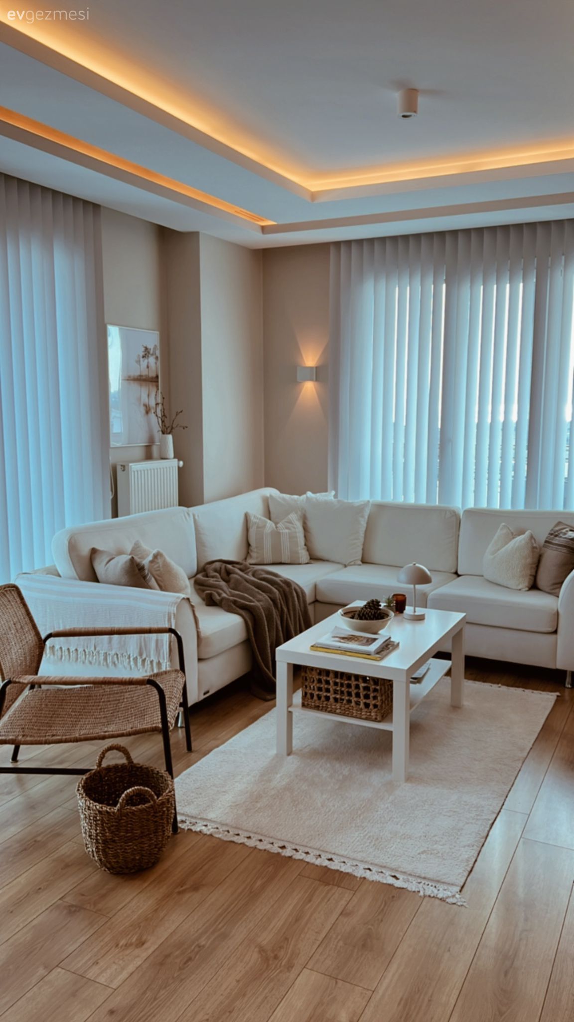 Dikey Jaluzilerle Gün Işığını Selamlayan İstanbul Evi