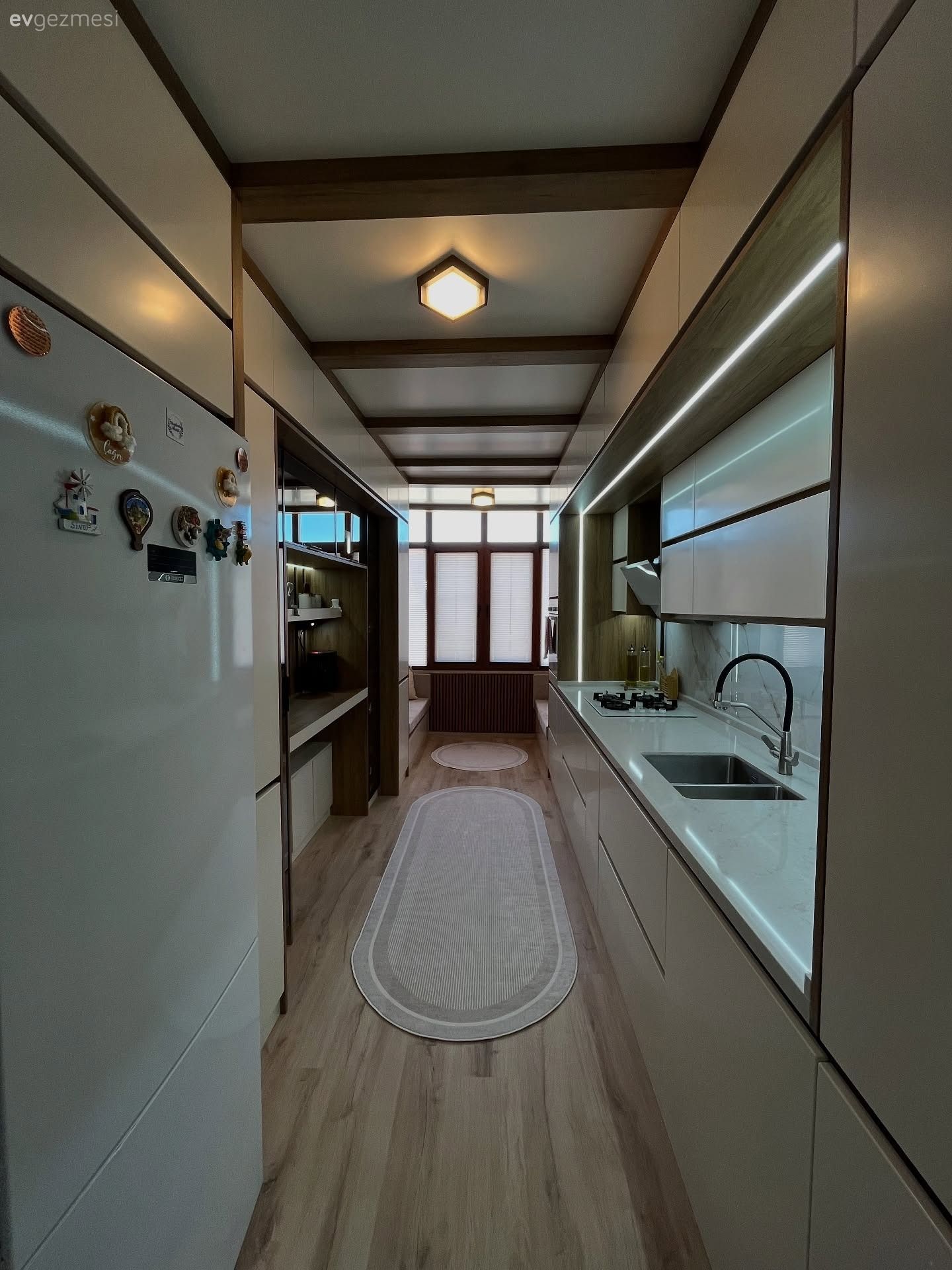 Bu Toki Mutfağı Duvardan Duvara Tasarımlarla Şekillenmiş