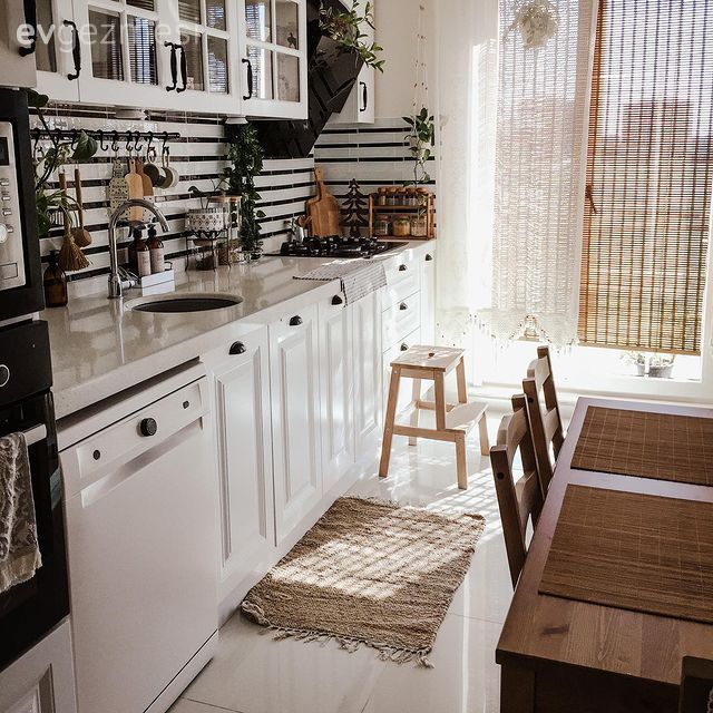 Mutfak, Beyaz mutfak, İskandinav, Hasır, Siyah, Mutfak tezgahı, Mutfak tezgah arası, Tezgah arası seramik, Mutfak masası, Sandalye, Ev bitkisi, Kilim, Halı, Tabure, Mutfak zemin seramikleri, Mutfak perdesi, Shaker kapaklı dolaplar, Mutfak rafı