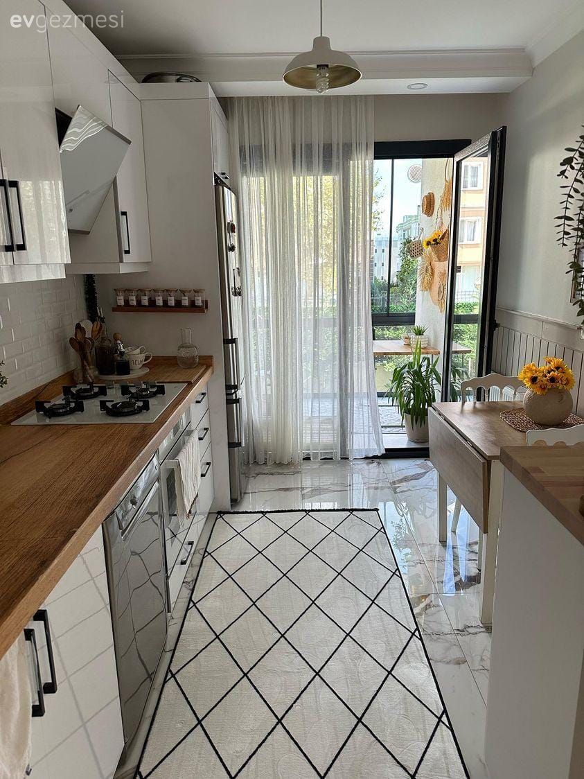 Mutfak, Beyaz, Country mutfak, Beyaz ve ahşap mutfak, Ahşap mutfak tezgahı, Mutfak tezgahı, Mutfak aksesuarları, Sandalye, Mutfak masası, Mutfak perdesi, Tül perde, Perde, Mutfak halısı, Duvar çıtalama, Saksı, Ev bitkisi