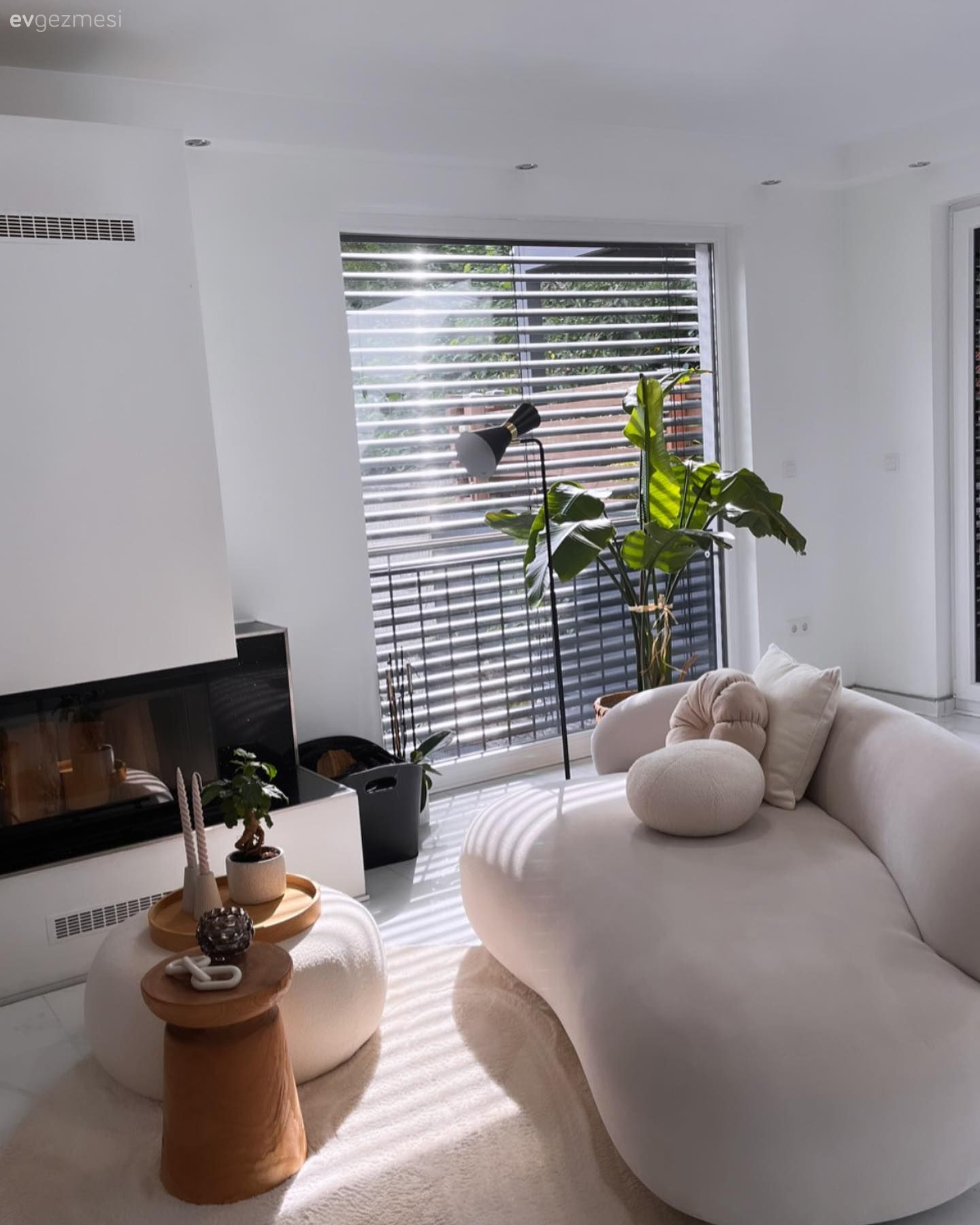 Kıvrımlı Mobilyaları Arasına Alan Bu Dekor Artık Daha Keyifli!