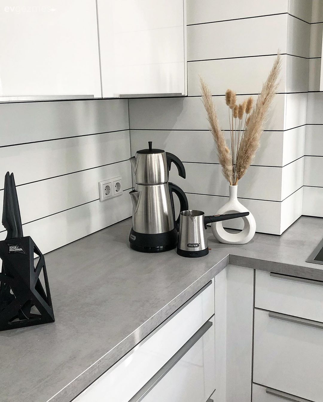 Beyaz, Mutfak tezgahı, Mutfak, Mutfak tezgah arası, Tezgah arası seramik, Vazo, Ev Aksesuar, Pampas otu, Mutfak aksesuarları