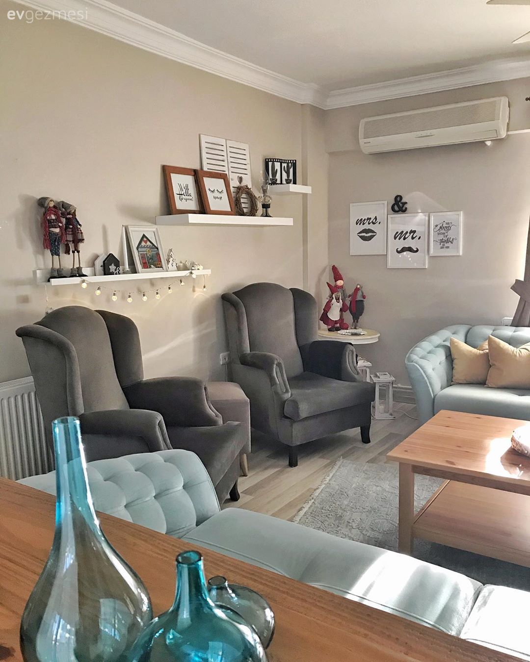 Salon, Mavi, Gri, Berjer, Koltuk takımı, Orta sehpa, Sehpa, Halı, Duvar rafı, Duvar dekorasyonu, Çerçeve, Antrasit  , Dekoratif Objeler, Vazo, Ev Aksesuar, Fon perde, Kırlent, Ev tekstili