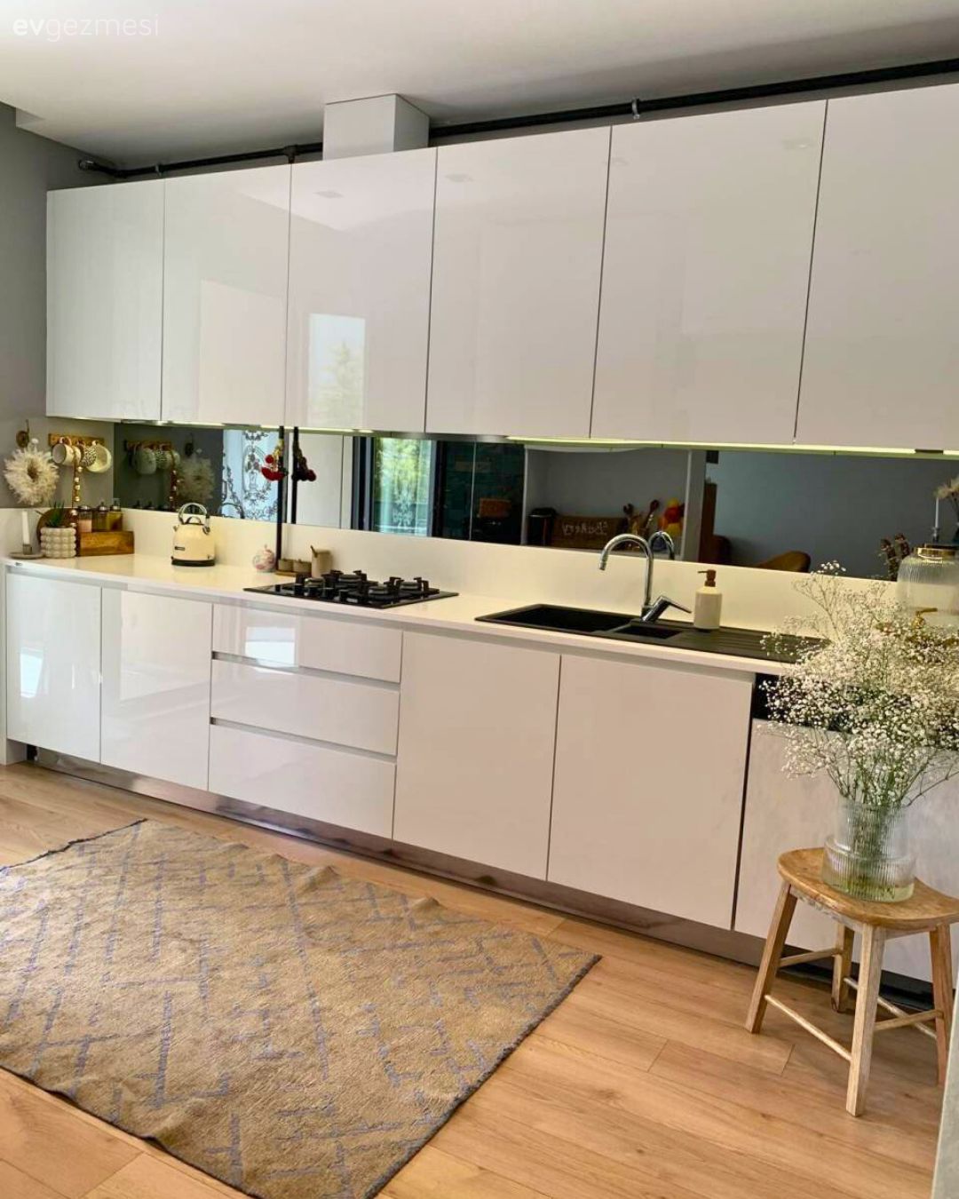 Bu Antalya Evi Modern Stili Country Eşliğinde Seviyor