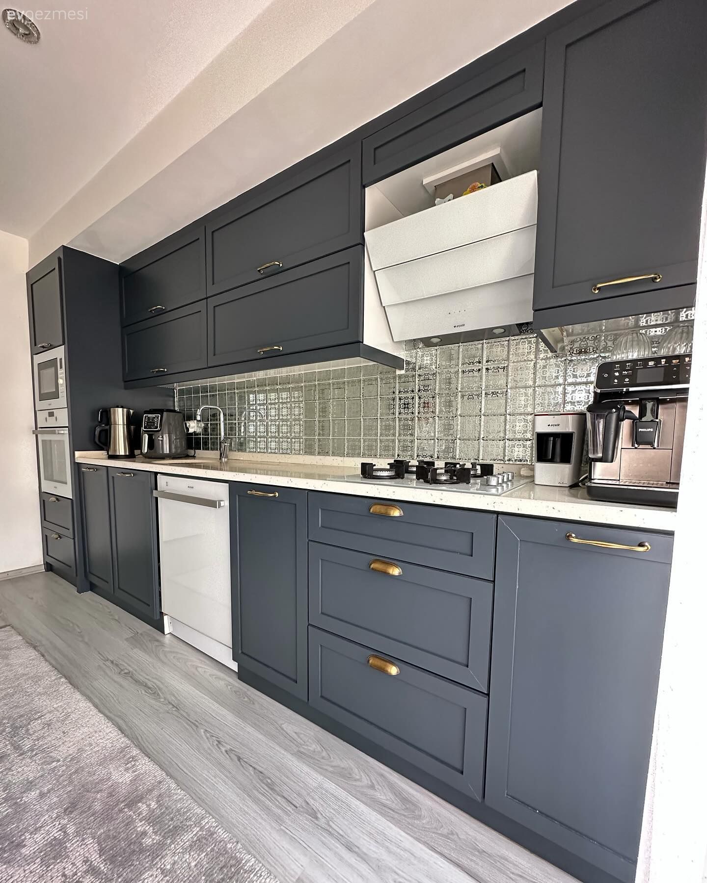 Öncesi&Sonrası: Antrasit Rengiyle Yepyeni Bir Suret Kazanan Mutfak!