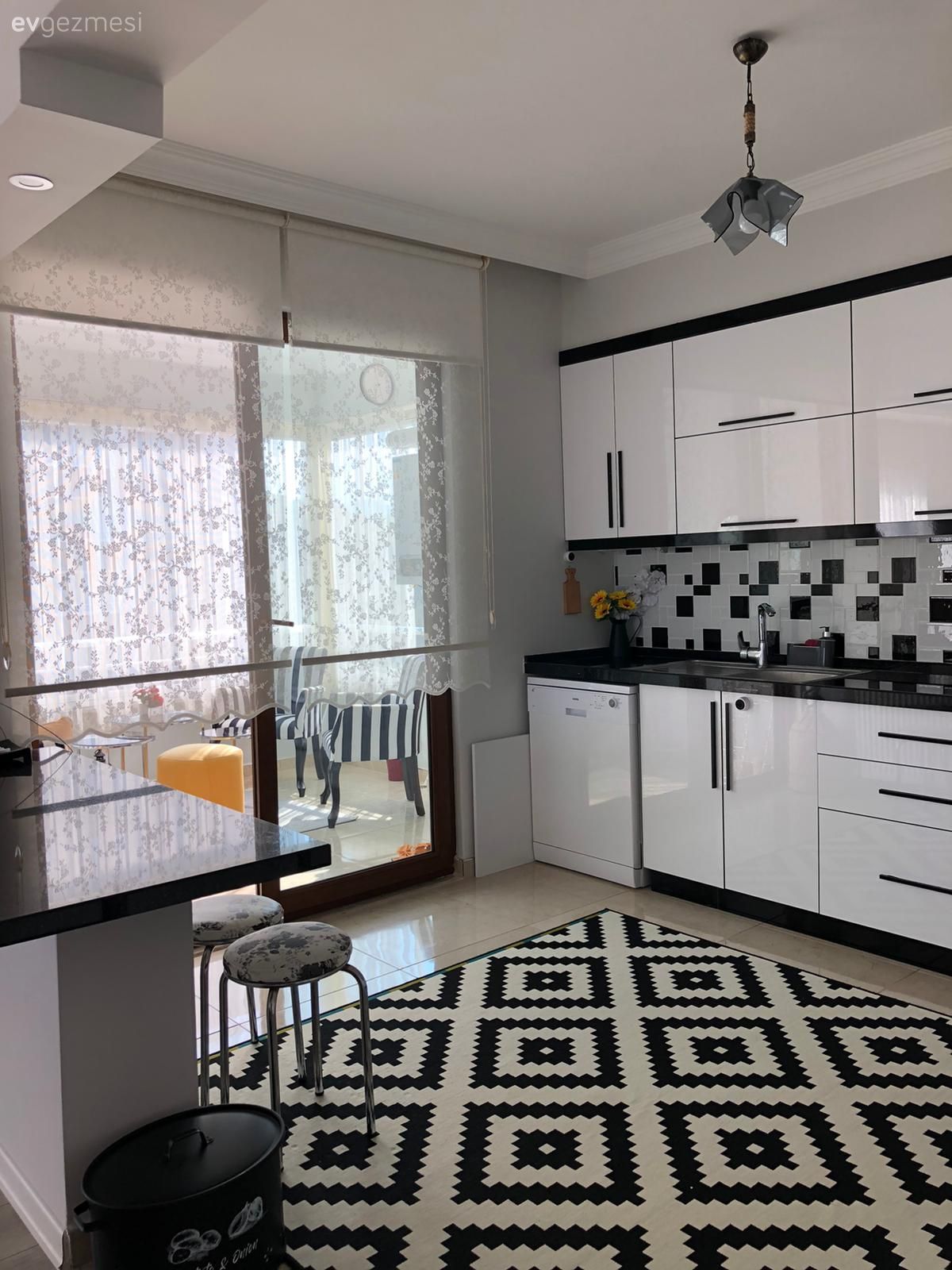 Amerikan Mutfak, Mutfak, Mutfak masası, Beyaz, Siyah, Siyah tezgah, Mutfak tezgahı, Mutfak tezgah arası, Tezgah arası seramik, Stor perde, Mutfak Avize Modelleri, Geometrik desen, Desenler, Mutfak halısı, Mutfak yarım adası