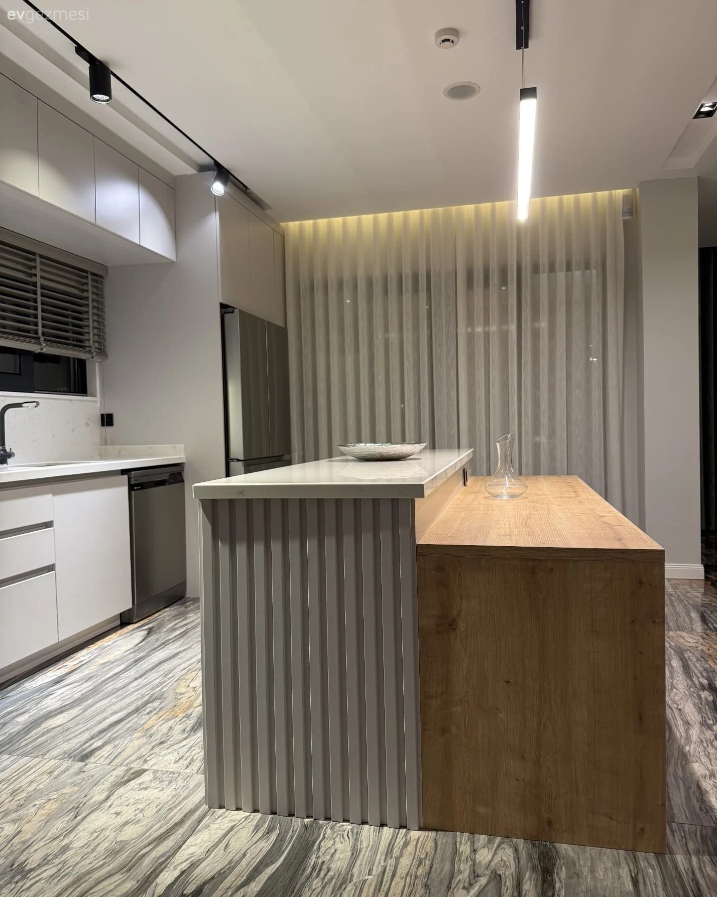 Kademeli Kulpsuz Dolaplar Bu Mutfağın Akıcı Görünmesini Sağlamış