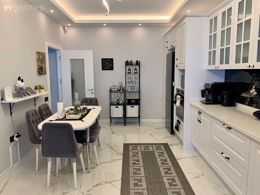 Mutfak, Beyaz, Gri, Mutfak tezgahı, Mutfak tezgah arası, Tezgah arası seramik, Sandalye, Mutfak masası, Led aydınlatma, Aydınlatma, Mutfak halısı, Mutfak zemin seramikleri, Mutfak aksesuarları, Duvar rafı, Duvar dekorasyonu, Tavan dekorasyon