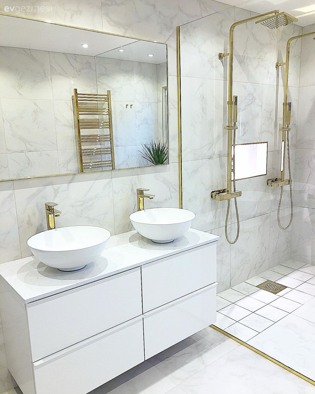 Lacivert, Altın ve Buz Mavisi: Uyumun Dorukta Olduğu Bir Dekor