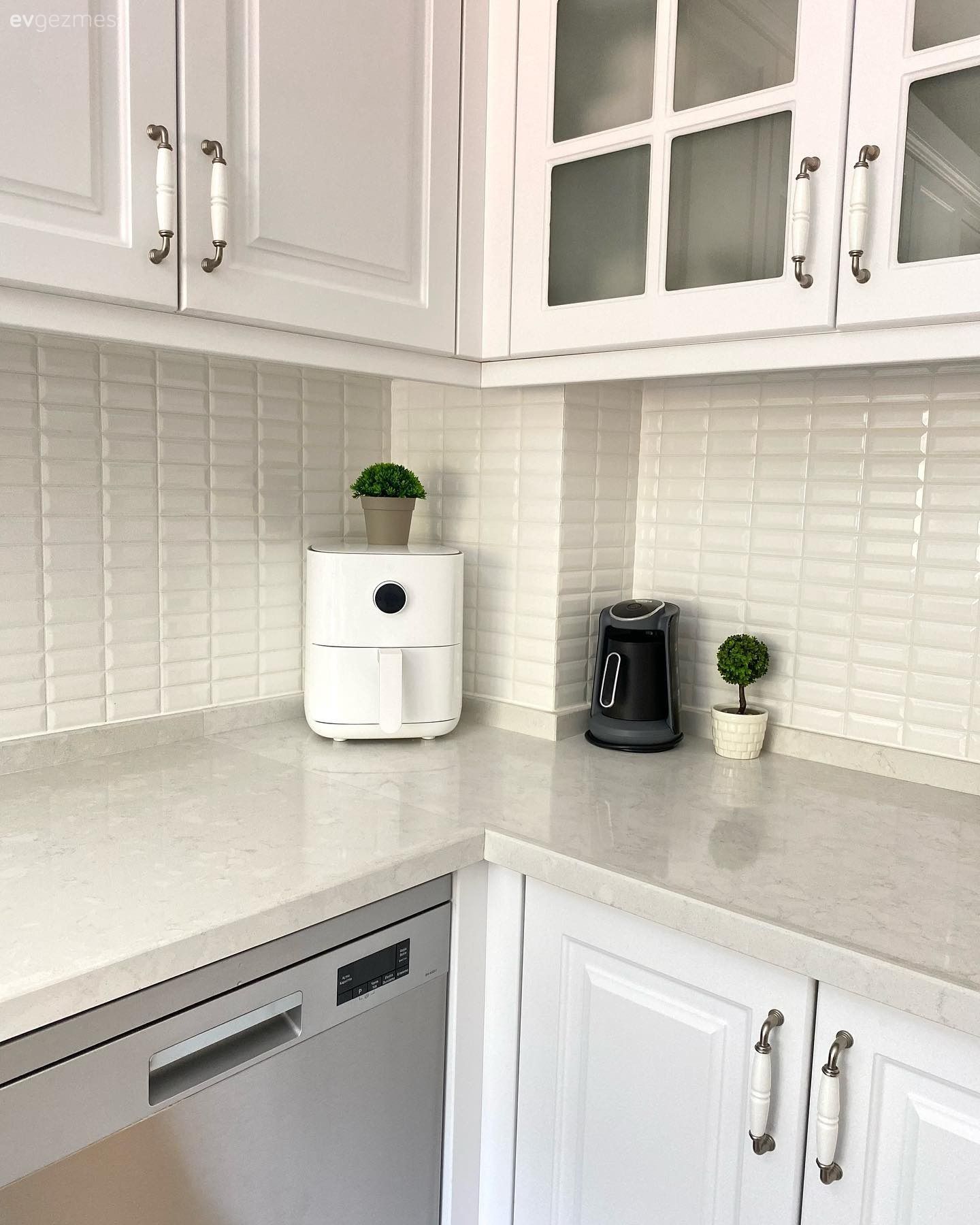 Bu Beyaz Mutfak Samimiyeti ve Ferahlığı Kucaklamış