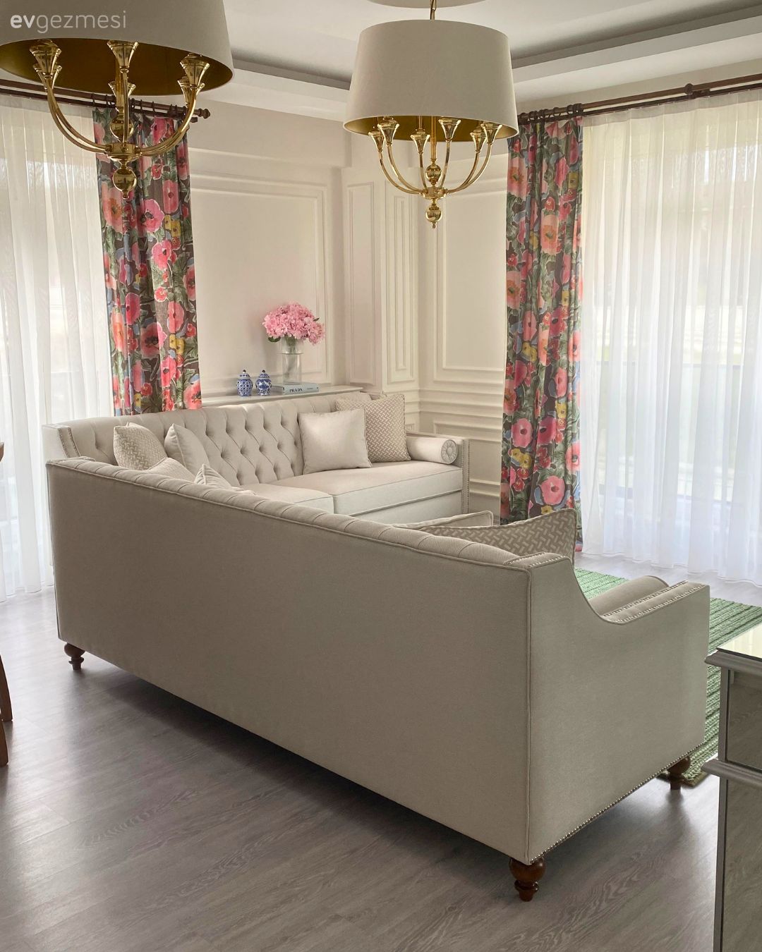 Salon, Country, Beyaz, Krem, Bej, Pembe, Ahşap Mobilya, Koltuk takımı, Çiçekli desen, Desenler, Fon perde, Perde, Avize, Aydınlatma, Altın, Dekoratif Objeler, Vazo, Ev Aksesuar, Tül perde, Çiçekler