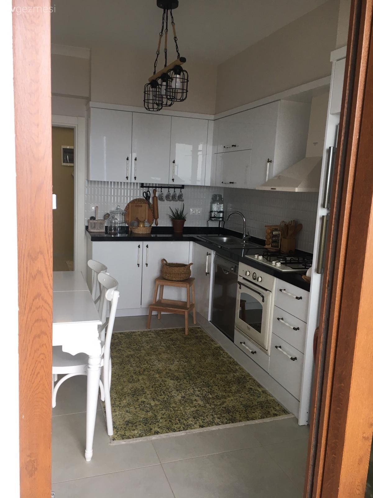 Mutfak, Rustik mutfak, Beyaz, Siyah, Mutfak tezgahı, Mutfak tezgah arası, Tezgah arası seramik, Mutfak Avize Modelleri, Mutfak halısı, Mutfak masası, Sandalye, Rustik ankastre, Ankastre, Davlumbaz