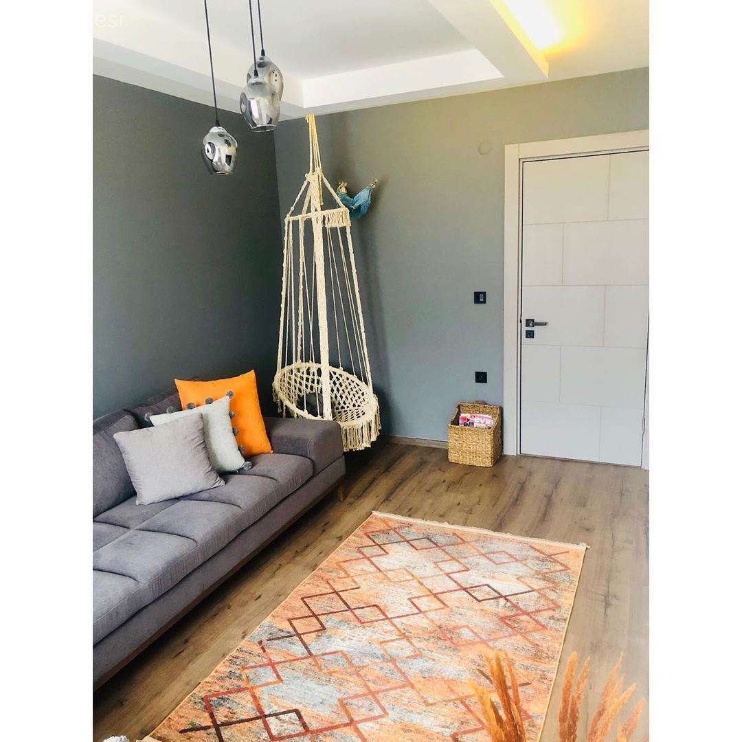 Oturma Odası, Turuncu, Beyaz, Gri, Köşe koltuk, Koltuk takımı, Kırlent, Ev tekstili, Tavana monte salıncak, Salıncak, Gri duvar, Led aydınlatma, Aydınlatma, Geometrik desen, Desenler