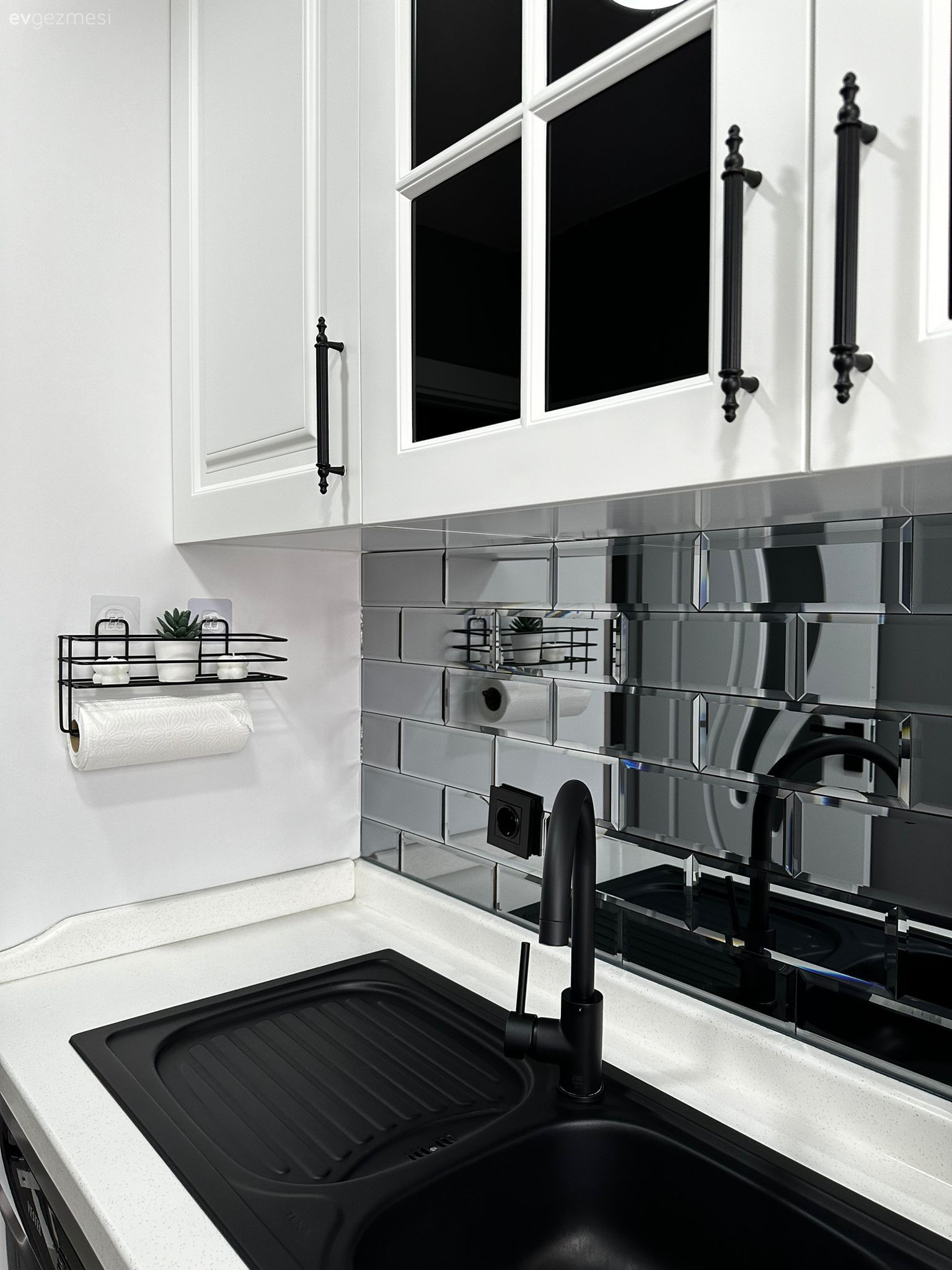 Bu Evde Siyahın Karamsarlığı Beyazın Ferahlığına Karışmış!