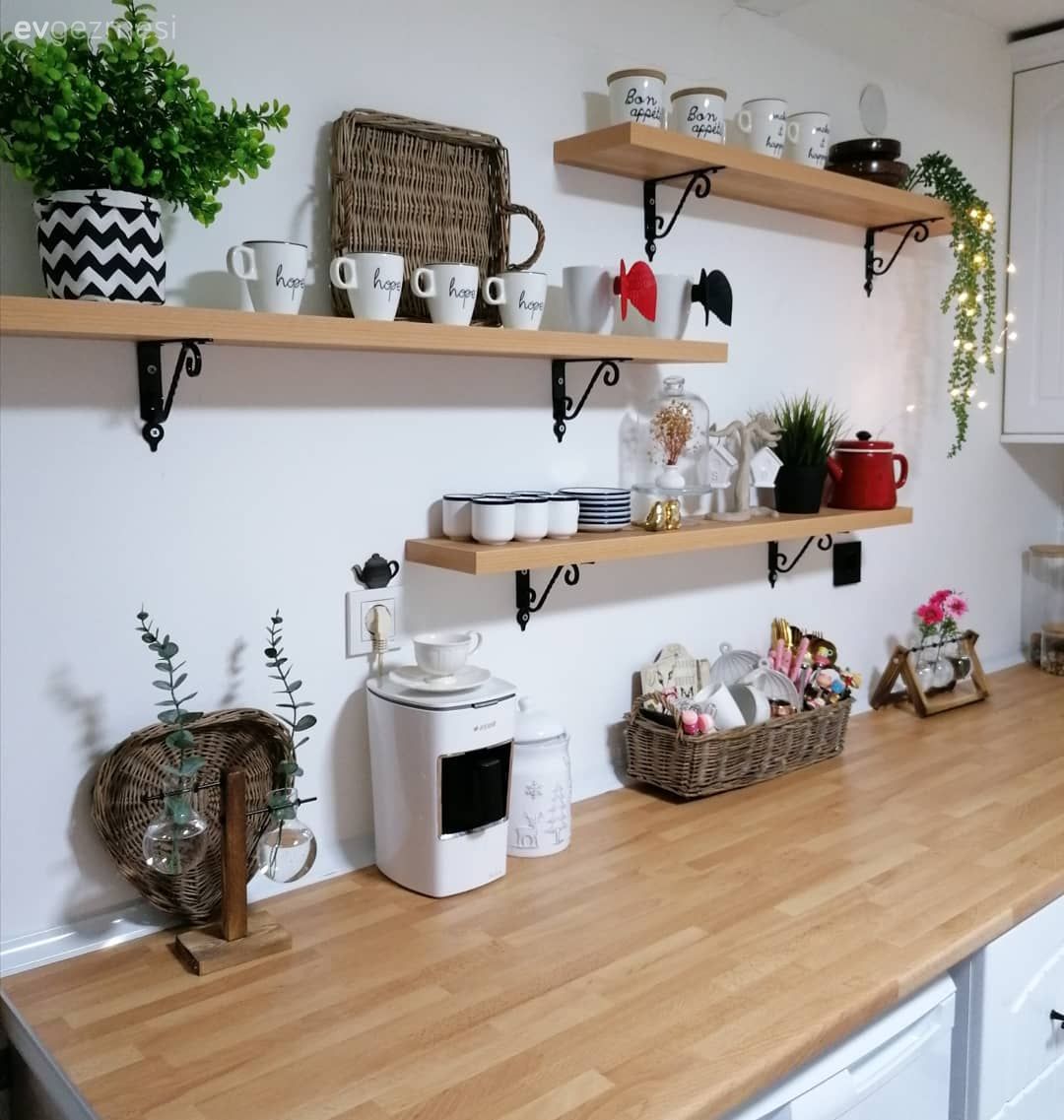 Mutfak, Beyaz mutfak, Beyaz, Kahverengi, Ahşap Mobilya, İskandinav, Mutfak tezgahı, Ahşap mutfak tezgahı, Mutfak tezgah arası, Mutfak aksesuarları, Saksı, Duvar rafı, Lambri