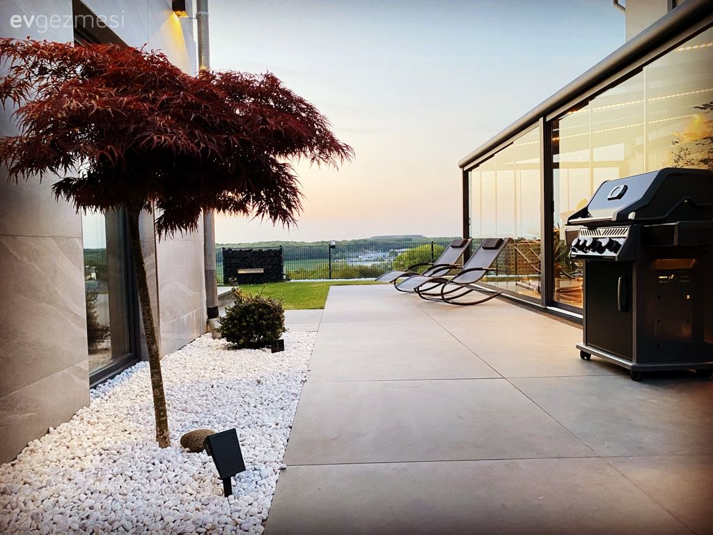 Müstakil Ev, Dış cephe