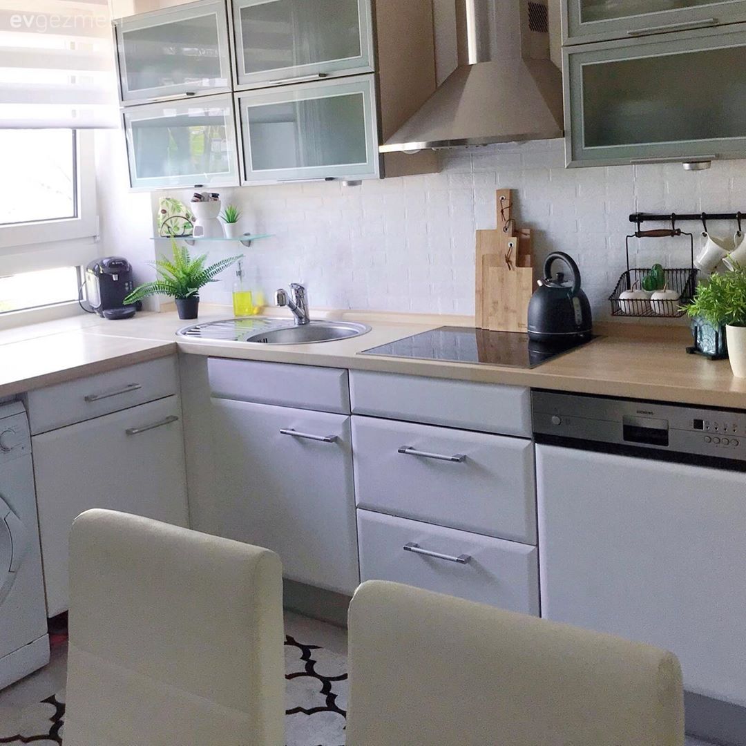 Beyaz, Siyah, Gri, Mutfak, Mutfak tezgahı, Ahşap mutfak tezgahı, Mutfak tezgah arası, Metro seramik, Seramik, Geometrik desen, Desenler, Halı, Mutfak halısı, Ankastre, Sandalye, Davlumbaz, Zebra Perde, Perde