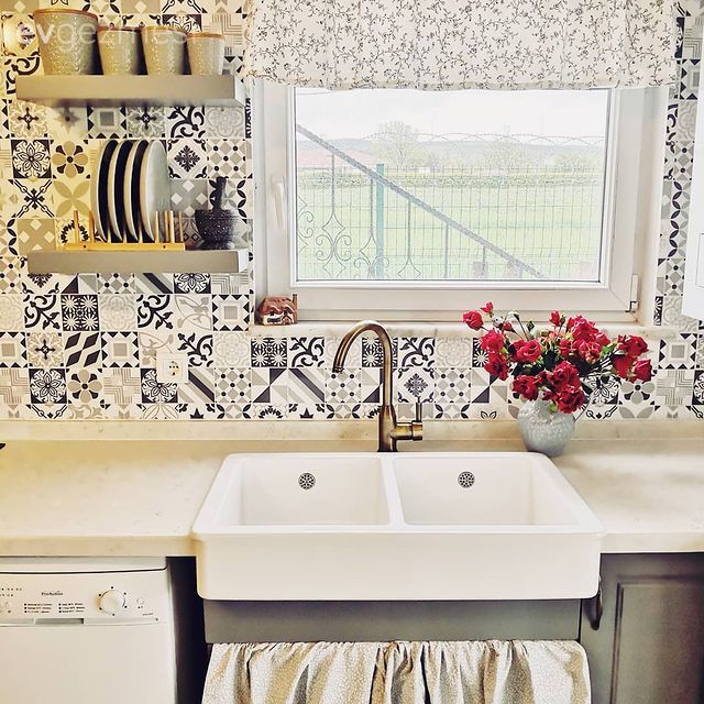 Pencere önü eviye, Eviye , Beyaz, Gri, Mutfak perdesi, Mutfak tezgahı, Mutfak, Mutfak tezgah arası, Tezgah arası seramik, Mutfak aksesuarları