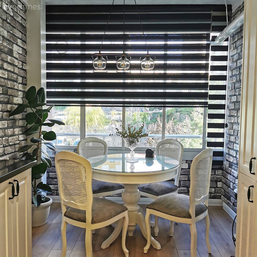 Mutfak, Beyaz, Siyah, Bej, Mutfak masası, Sandalye, Mutfak perdesi, Taş duvar, Duvar dekorasyonu