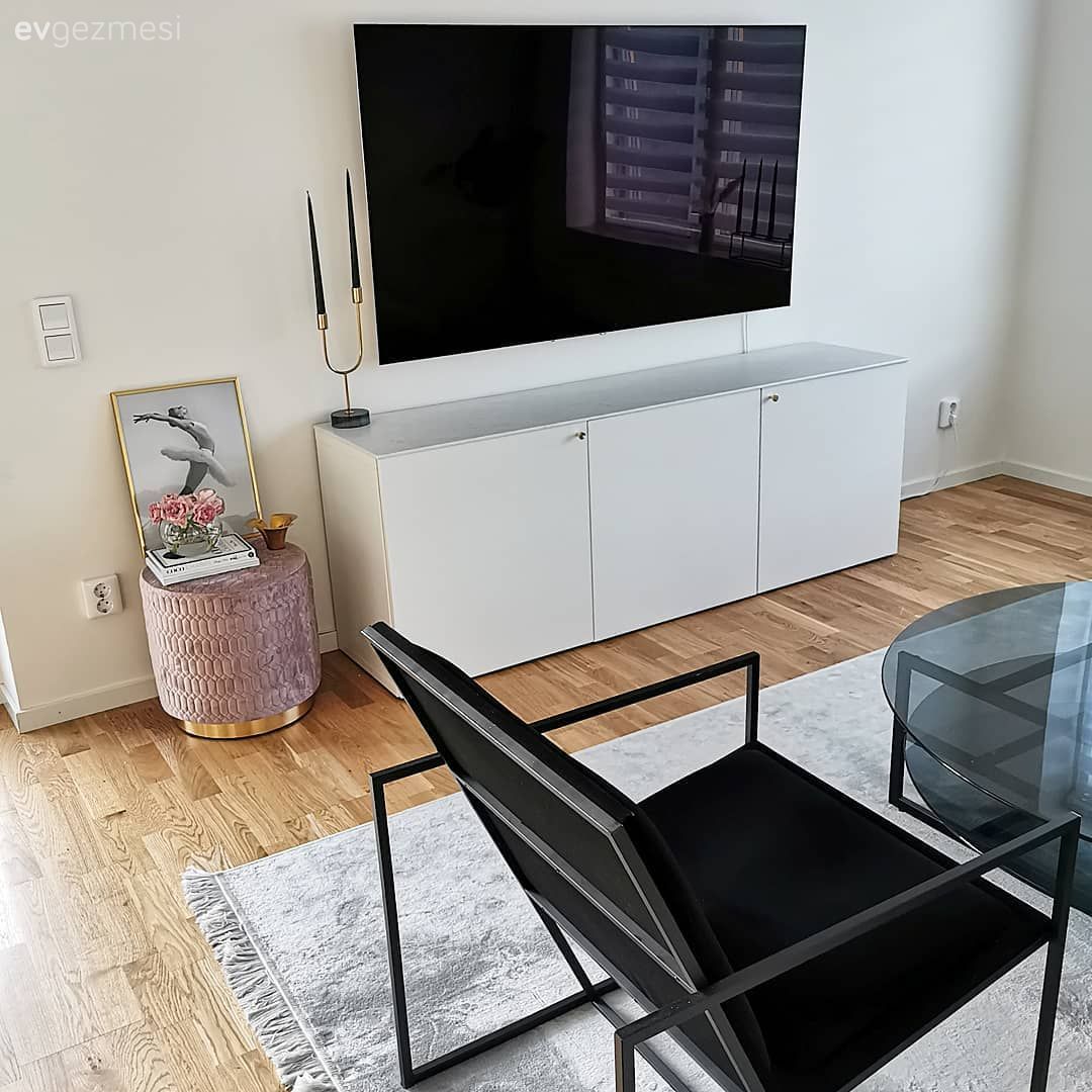 Salon, Modern, Siyah, Beyaz, Metal ayaklı berjer, Berjer, Pembe, Altın, Şamdan, Ev Aksesuar, Tablo, Duvar dekorasyonu, Tv ünitesi, Halı, Salon halısı, Orta sehpa, Sehpa, Cam orta sehpa